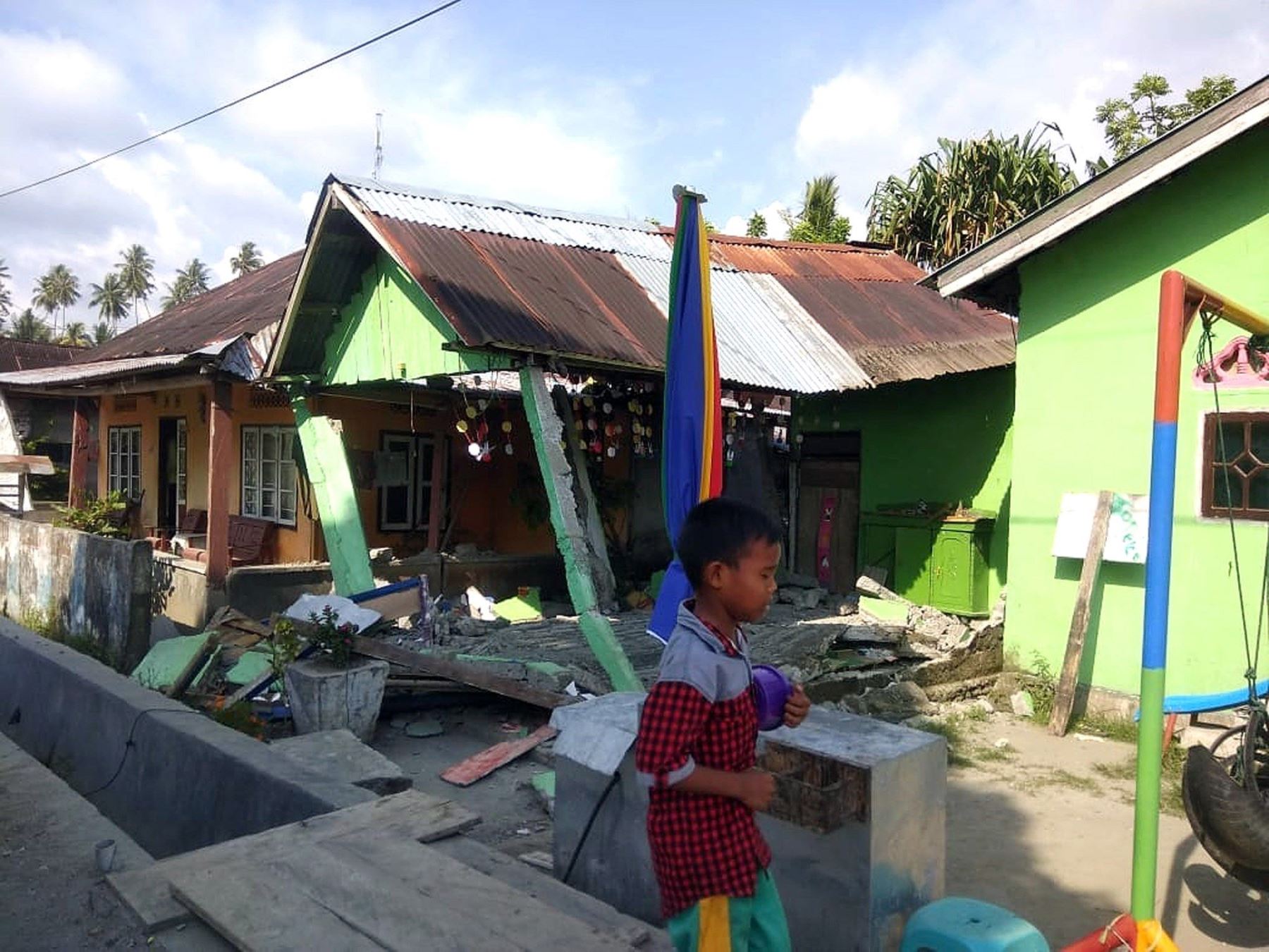 Escombros de una casa tras un terremoto de magnitud 7,5 en la isla de Célebes, Indonesia Foto: EFE