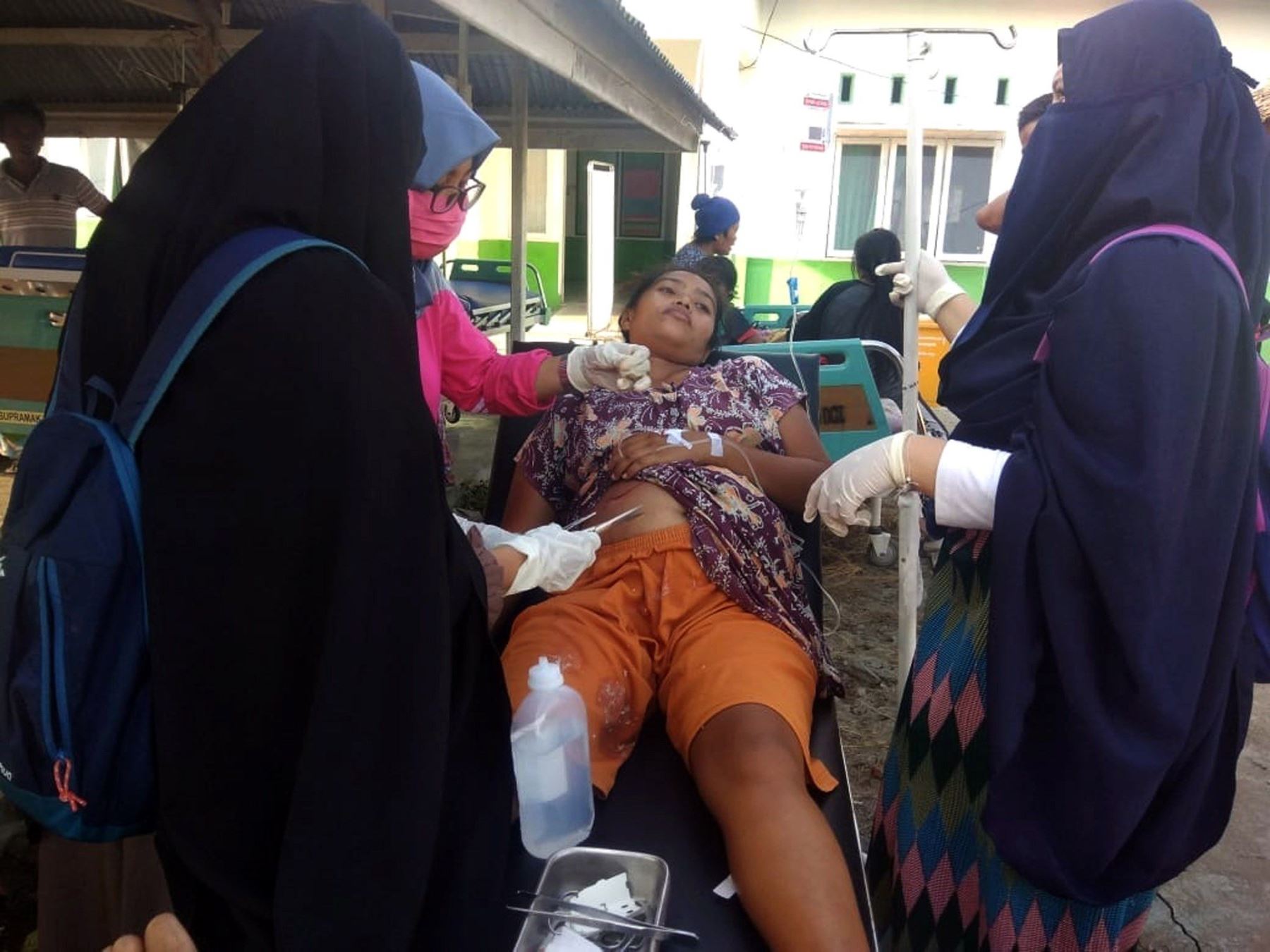 Una residente recibe atención médica tras un terremoto de magnitud 7,5 que sacudió la isla de Célebes, Indonesia Foto: EFE