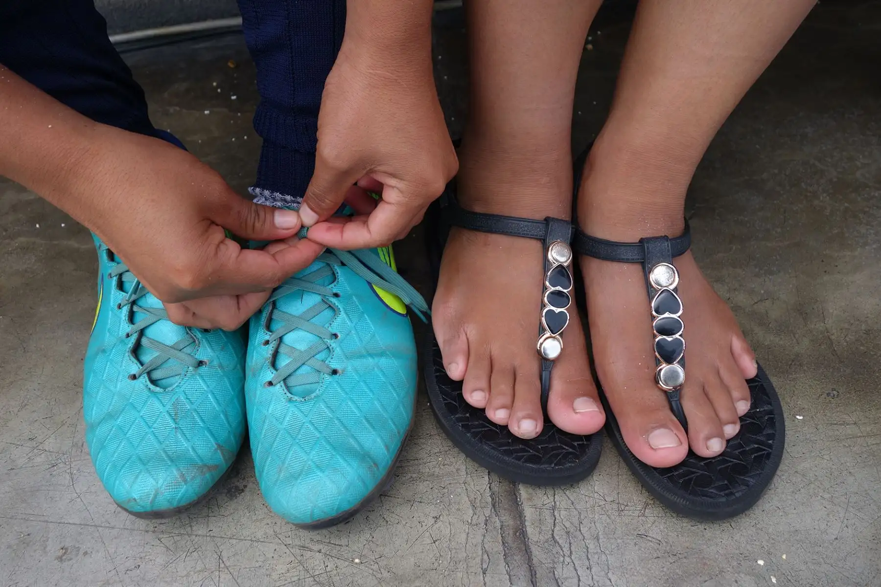 En los centros poblados de Acomayo es común ver a las chicas jugar en ojotas y lindas polleras el deporte rey. Foto: ANDINA/José Vadillo