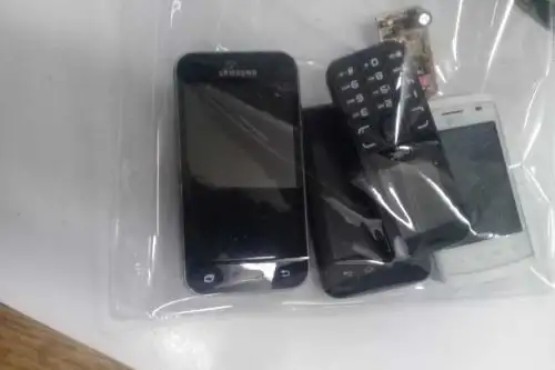 Personal de seguridad del establecimiento penitenciario de Cochamarca, en Cerro de Pasco, intervino a una cocinera del concesionario de alimentos que intentó ingresar celulares y accesorios camuflados en listones de madera, informó el Instituto Nacional Penitenciario (INPE).