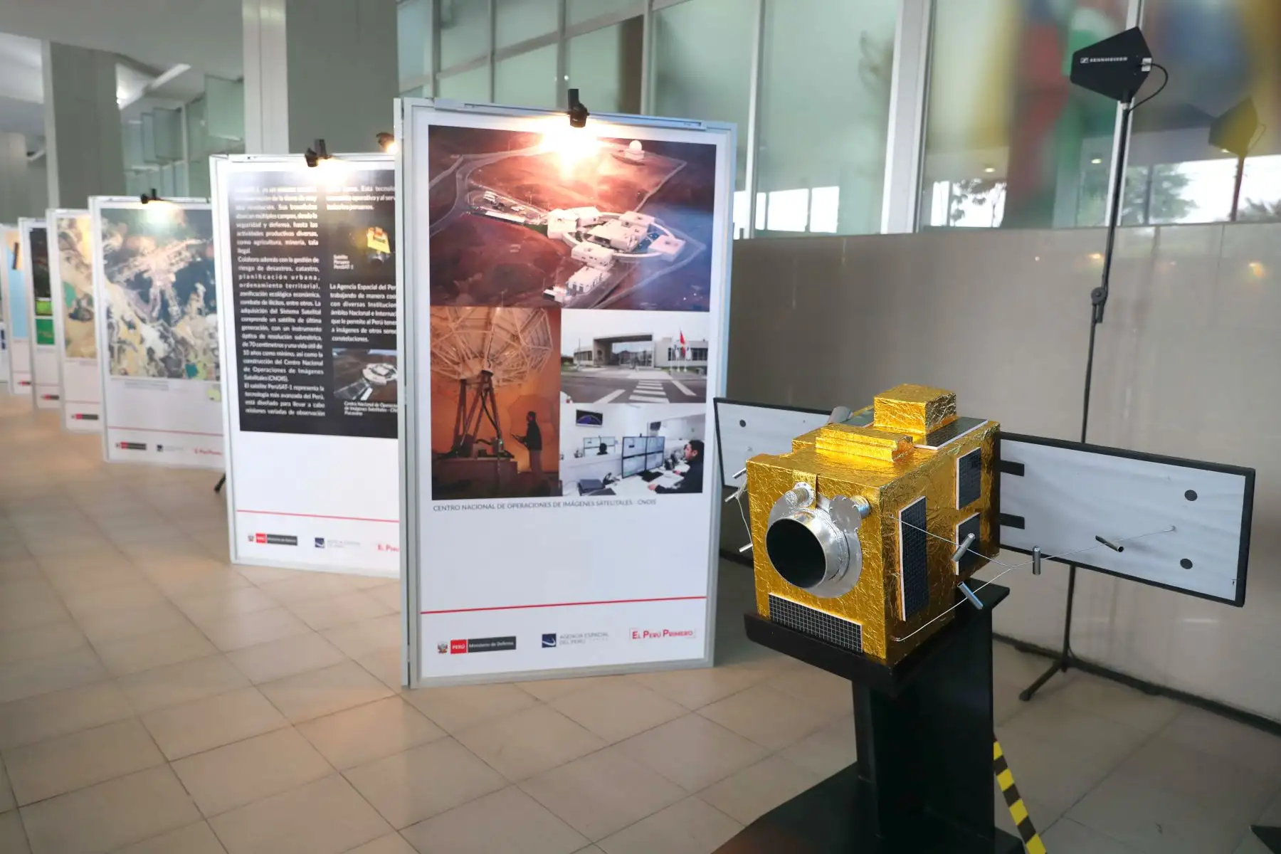 Ministro de Defensa, José Huerta Torres,Inaugura la exposición itinerante “PerúSAT-1: El Perú desde el espacio"Foto: ANDINA/Mindef