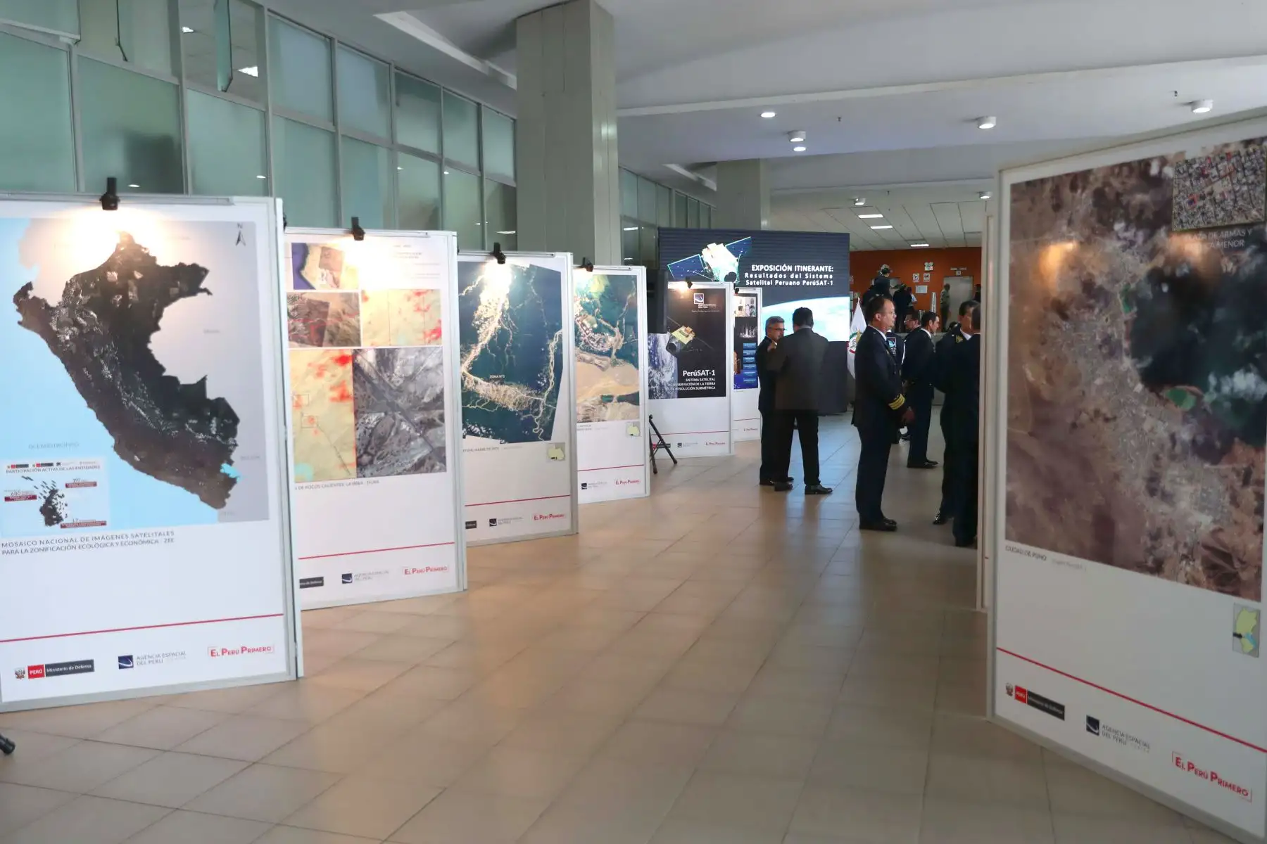 Ministro de Defensa, José Huerta Torres,Inaugura la exposición itinerante “PerúSAT-1: El Perú desde el espacio"Foto: ANDINA/Mindef