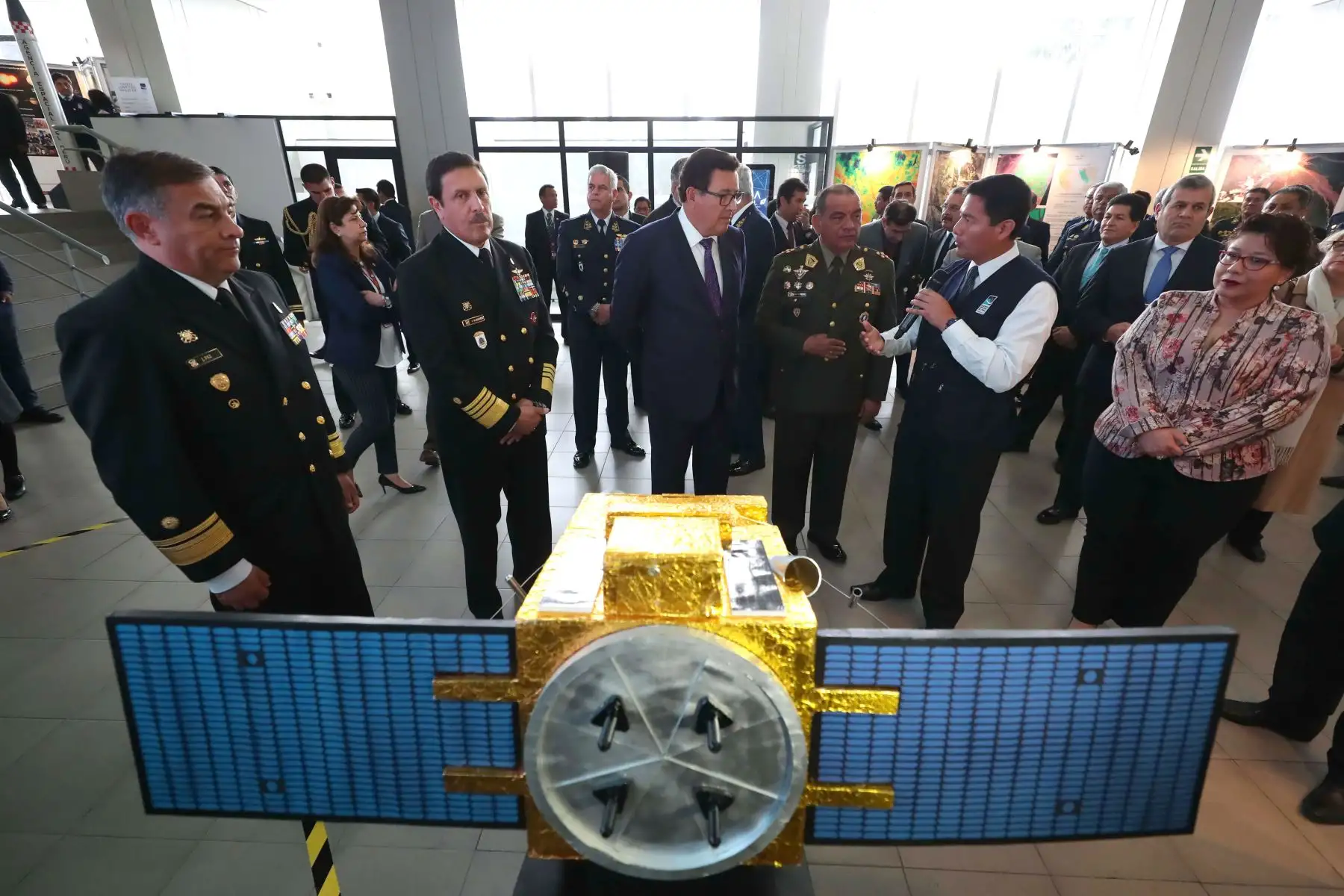 Ministro de Defensa, José Huerta Torres,Inaugura la exposición itinerante “PerúSAT-1: El Perú desde el espacio"Foto: ANDINA/Mindef