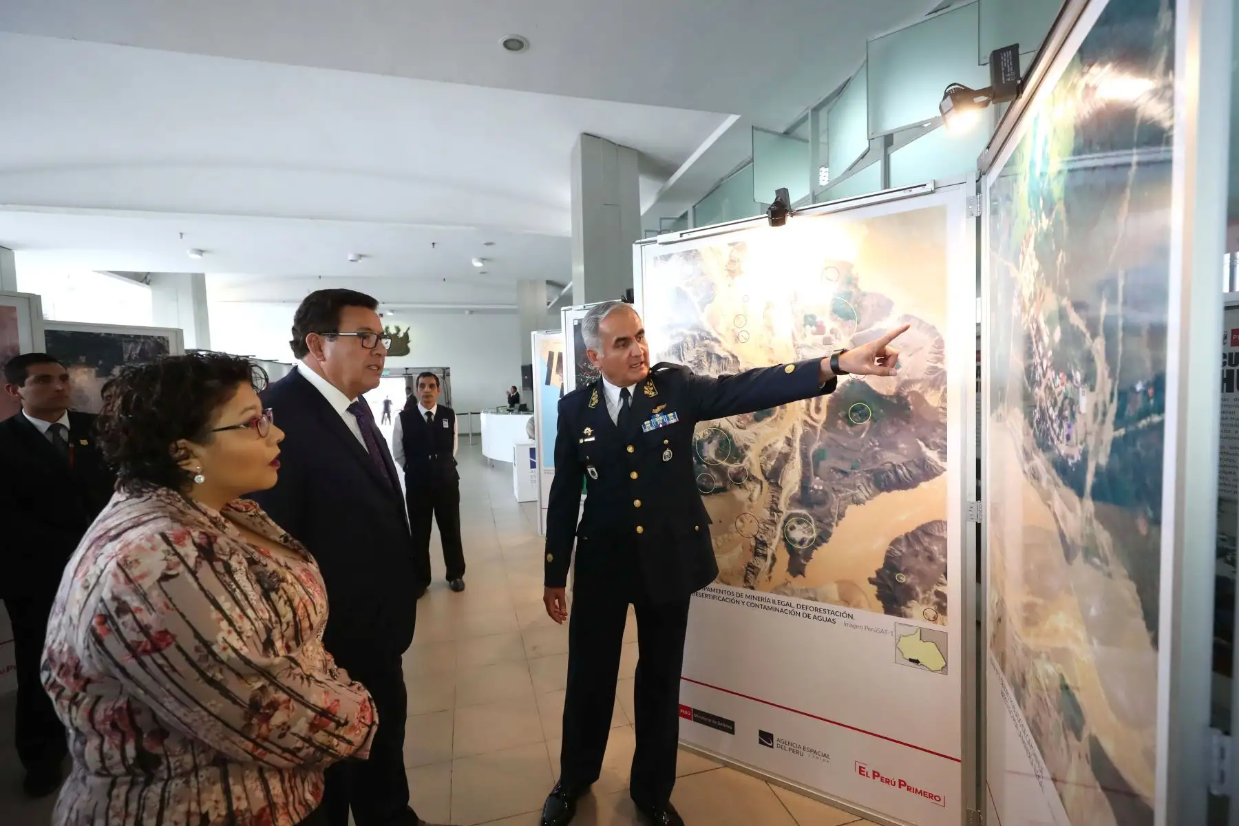 Ministro de Defensa, José Huerta Torres,Inaugura la exposición itinerante “PerúSAT-1: El Perú desde el espacio"Foto: ANDINA/Mindef