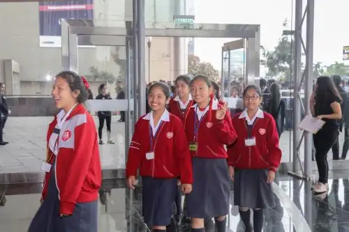 Uso de falda escolar no obligatorio, y atenta derechos de niñas y adolescentes al juego. ANDINA/Difusión