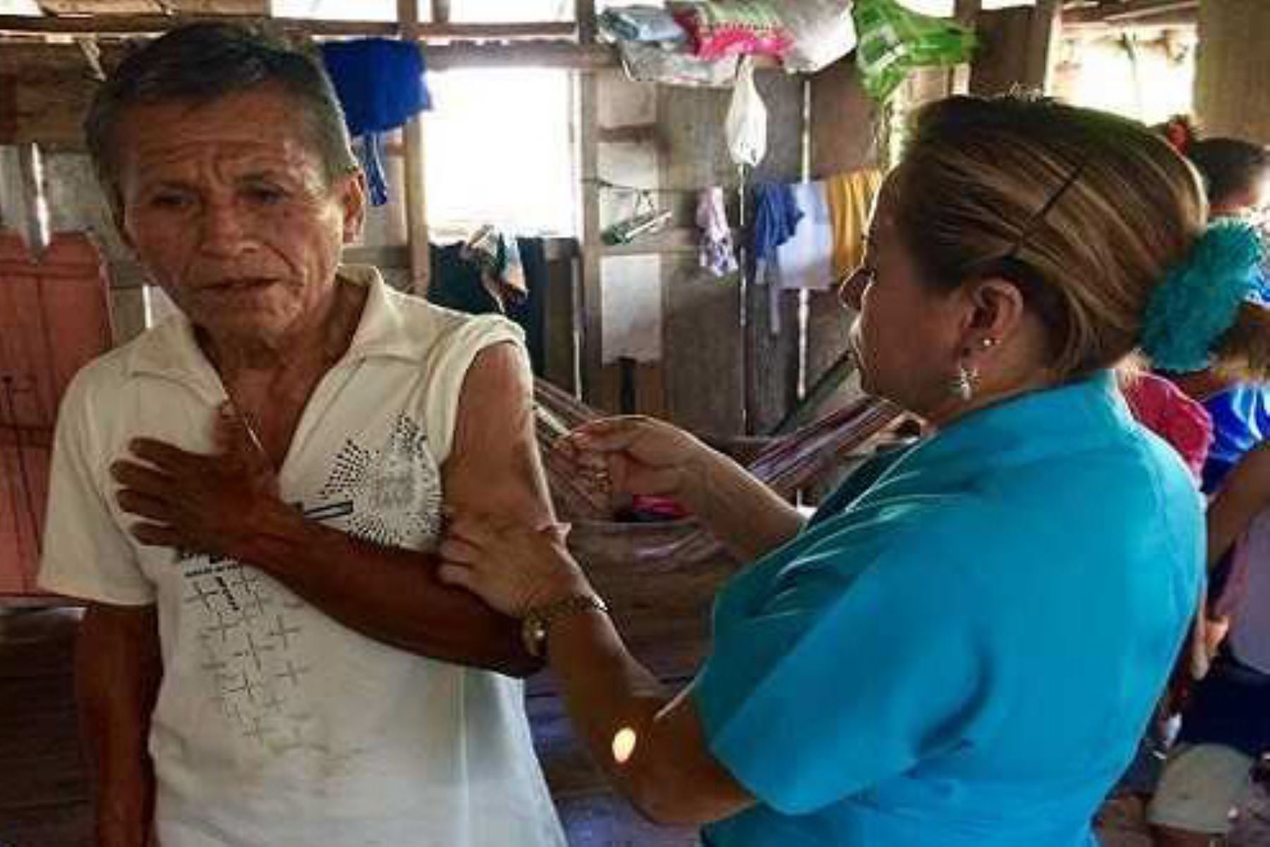 El Ministerio de Salud (Minsa) aplicó durante el 2017 un total de 87,364 dosis de vacunas contra la rabia a pobladores que residen en 651 comunidades indígenas de la selva peruana expuestos a la rabia silvestre, trasmitida principalmente por murciélagos, informó la Estrategia de Zoonosis del Ministerio de Salud.
