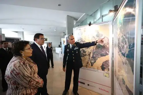 Ministro de Defensa inaugura exposición itinerante PerúSAT-1: El Perú desde el espacio”