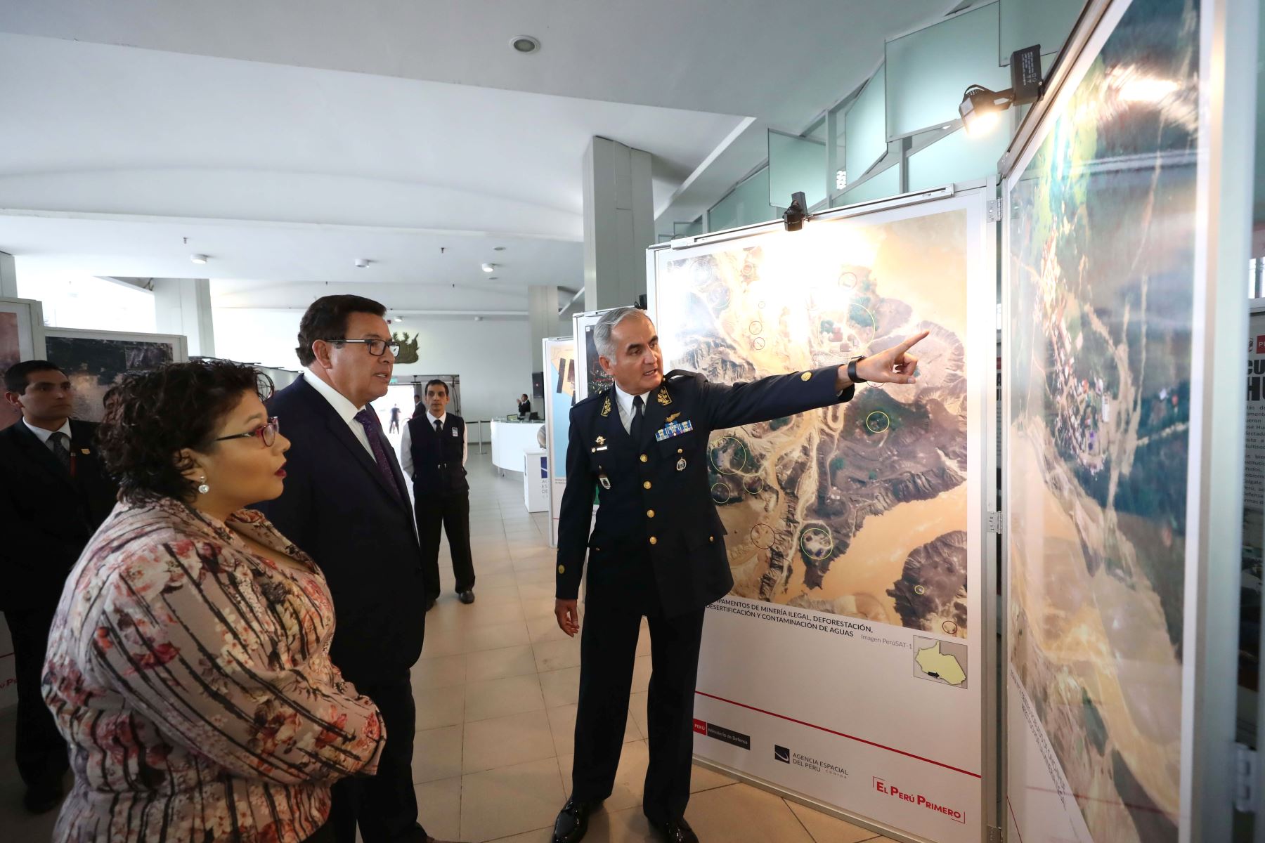 Ministro de Defensa inaugura exposición itinerante PerúSAT-1: El Perú desde el espacio”