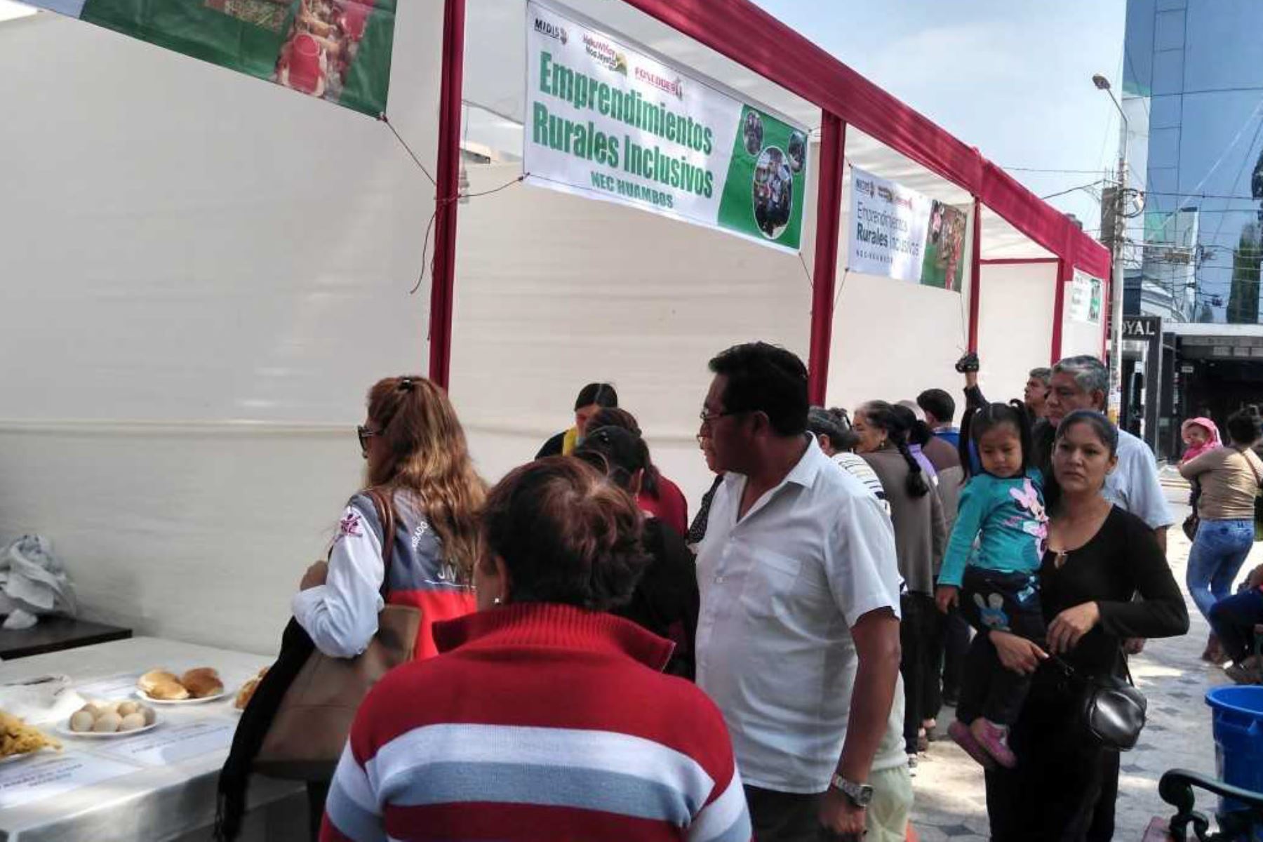 La producción agroecológica obtenida por familias de extrema pobreza de las localidades de Lambayeque y Cajamarca se exhibe y comercializa en la Segunda Feria de Emprendimientos Rurales Haku Wiñay 2018 del Fondo de Cooperación para el Desarrollo Social (Foncodes), en la Plazuela Elías Agurre de Chiclayo.