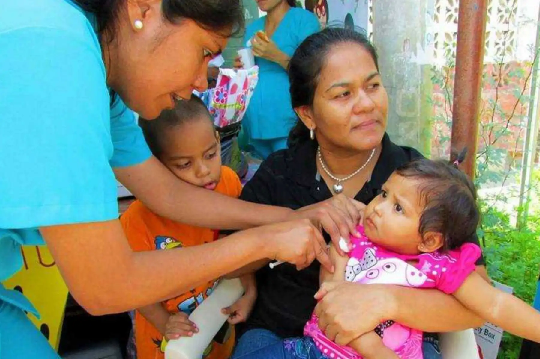 Los 46 establecimientos de la Red de Salud Pacífico Norte, en la región Áncash, han sido abastecidos con 2,500 vacunas para prevenir el sarampión y otras 1,000 para la varicela, como parte de las medidas adoptadas por el Ministerio de Salud (Minsa) en el marco de la alerta epidemiológica por el brote de sarampión, informó la coordinadora de Inmunizaciones, María Horna López.