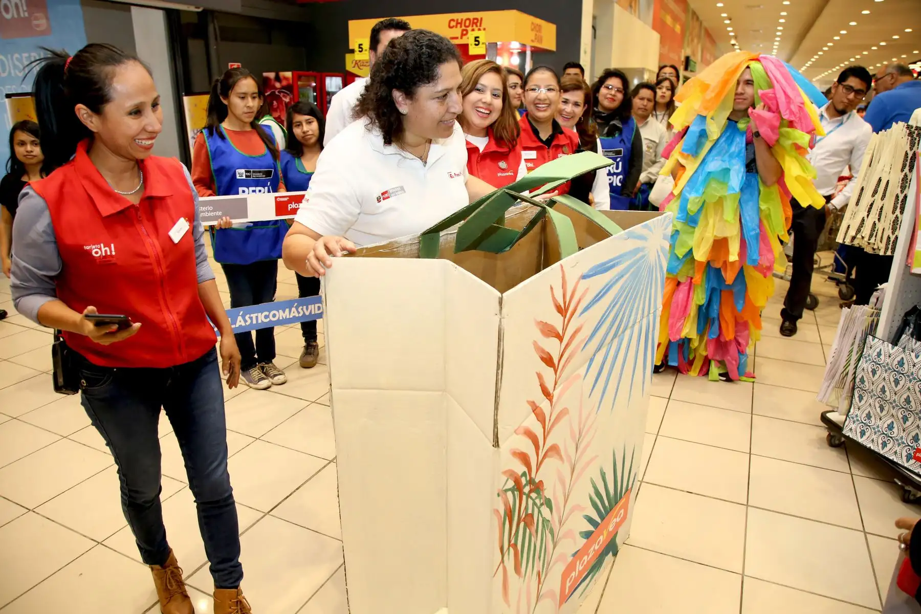 Ministra del Ambiente Fabiola Muñoz, participó en la campaña "Menos plástico más vida", en el mercado central y plaza Vea .Foto: ANDINA/Minam