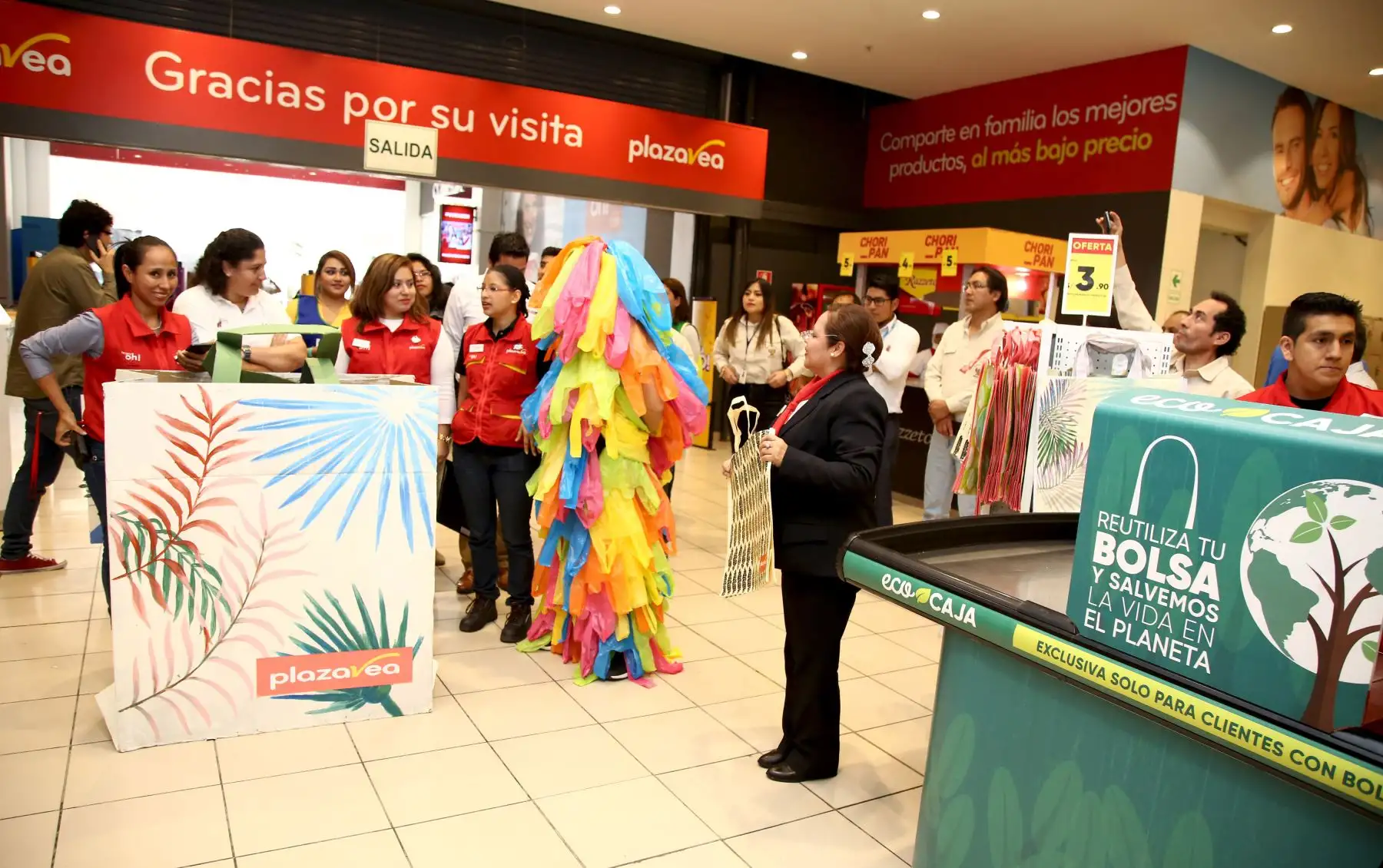 Ministra del Ambiente Fabiola Muñoz, participó en la campaña "Menos plástico más vida", en el mercado central y plaza Vea .Foto: ANDINA/Minam