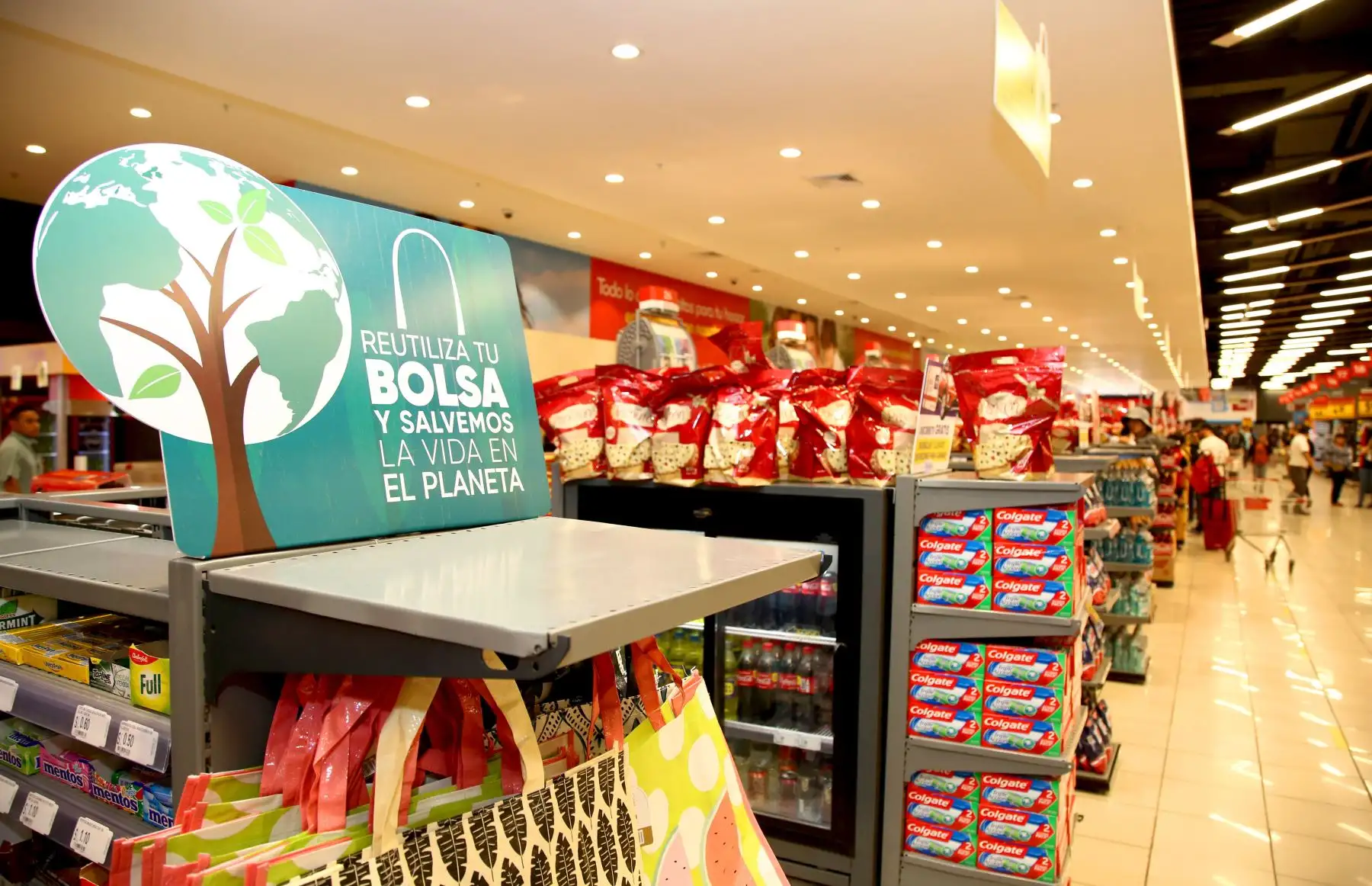 Campaña "Menos plástico más vida", en el mercado central y plaza Vea .Foto: ANDINA/Minam