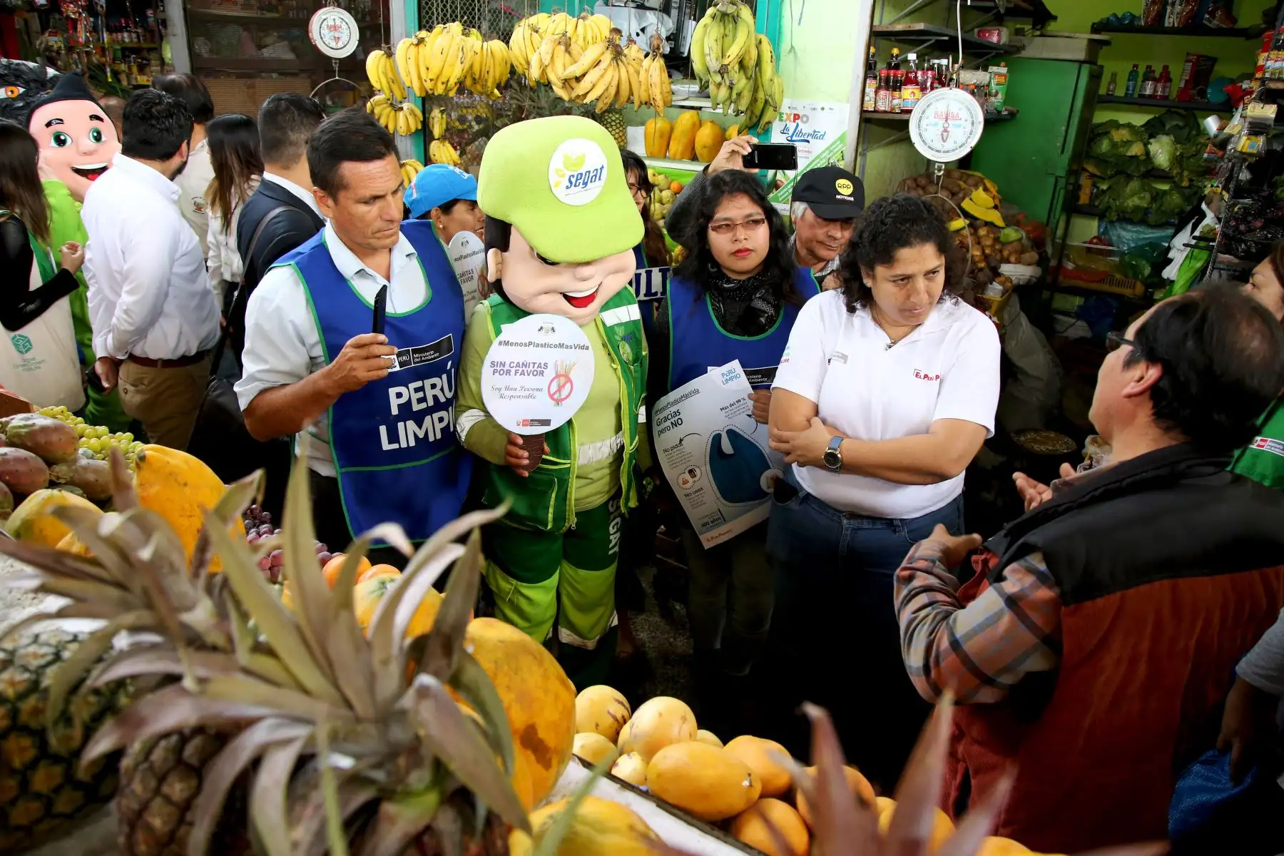Ministra del Ambiente Fabiola Muñoz, participó en la campaña "Menos plástico más vida", en el mercado central y plaza Vea .Foto: ANDINA/Minam