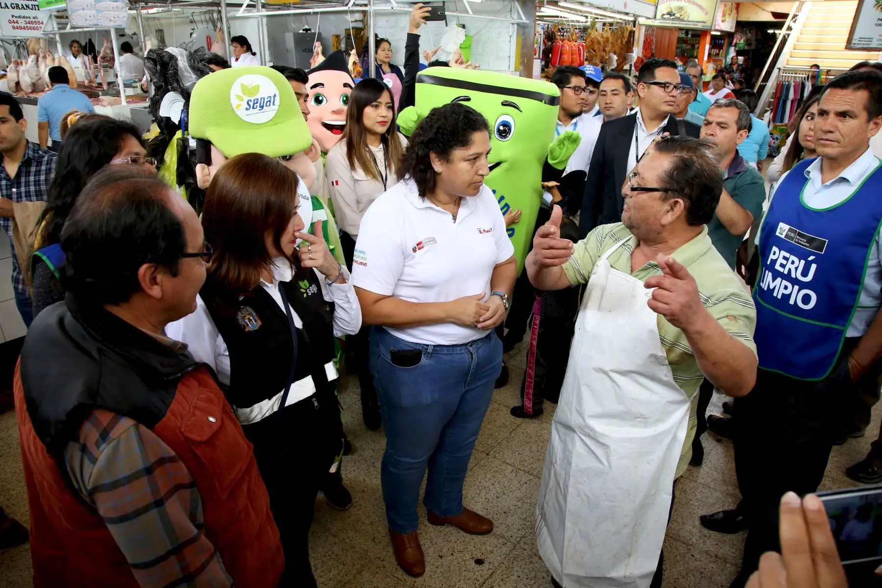 Ministra del Ambiente Fabiola Muñoz, participó en la campaña "Menos plástico más vida", en el mercado central y plaza Vea .Foto: ANDINA/Minam