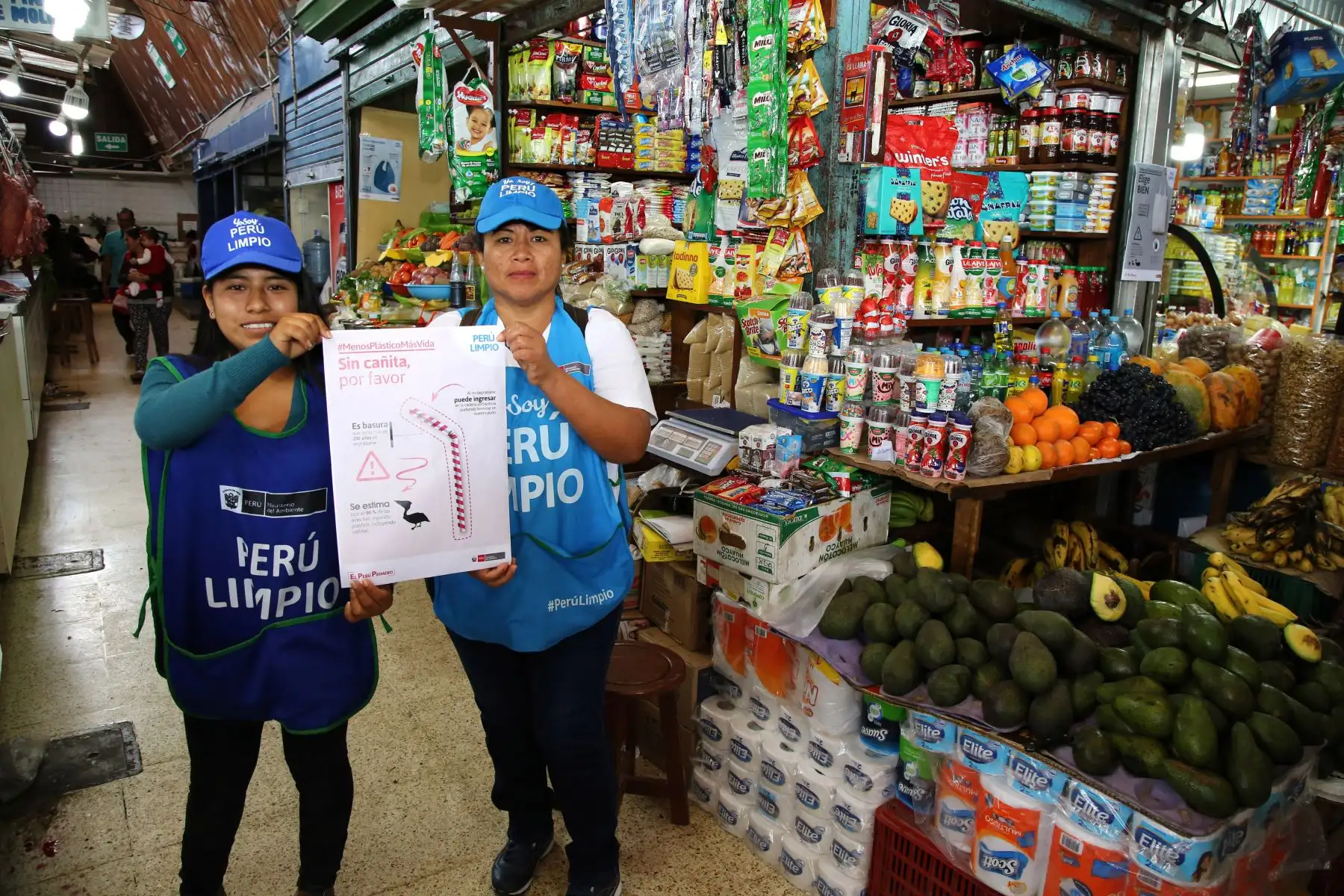 Campaña "Menos plástico más vida", en el mercado central y plaza Vea .Foto: ANDINA/Minam