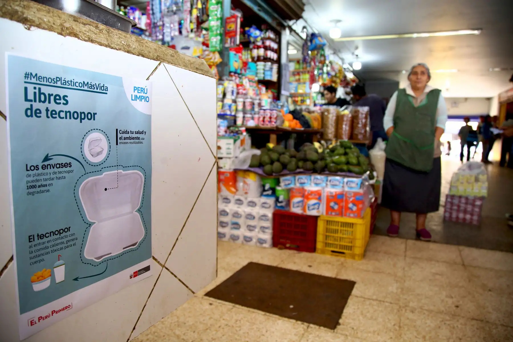 Campaña "Menos plástico más vida", en el mercado central y plaza Vea .Foto: ANDINA/Minam