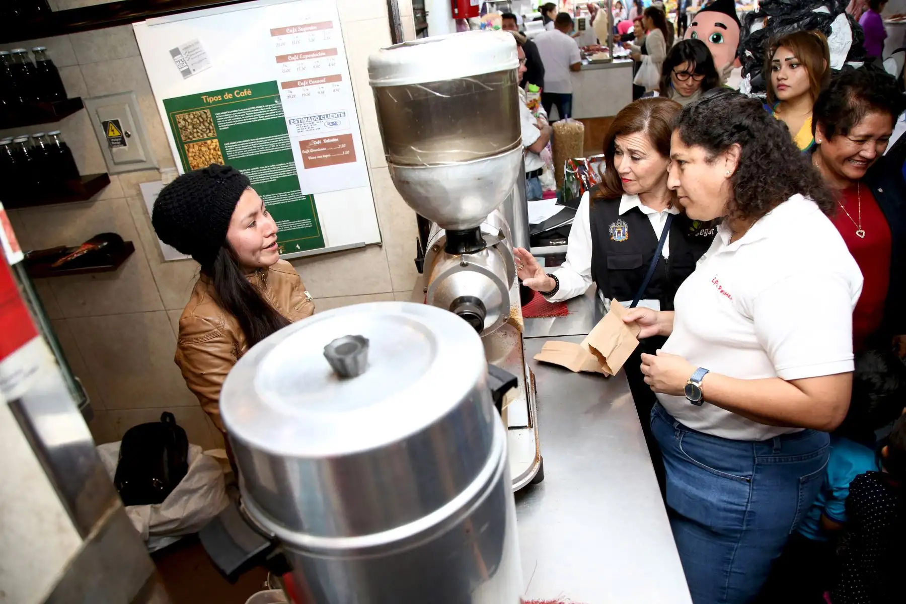Ministra del Ambiente Fabiola Muñoz, participó en la campaña "Menos plástico más vida", en el mercado central y plaza Vea .Foto: ANDINA/Minam