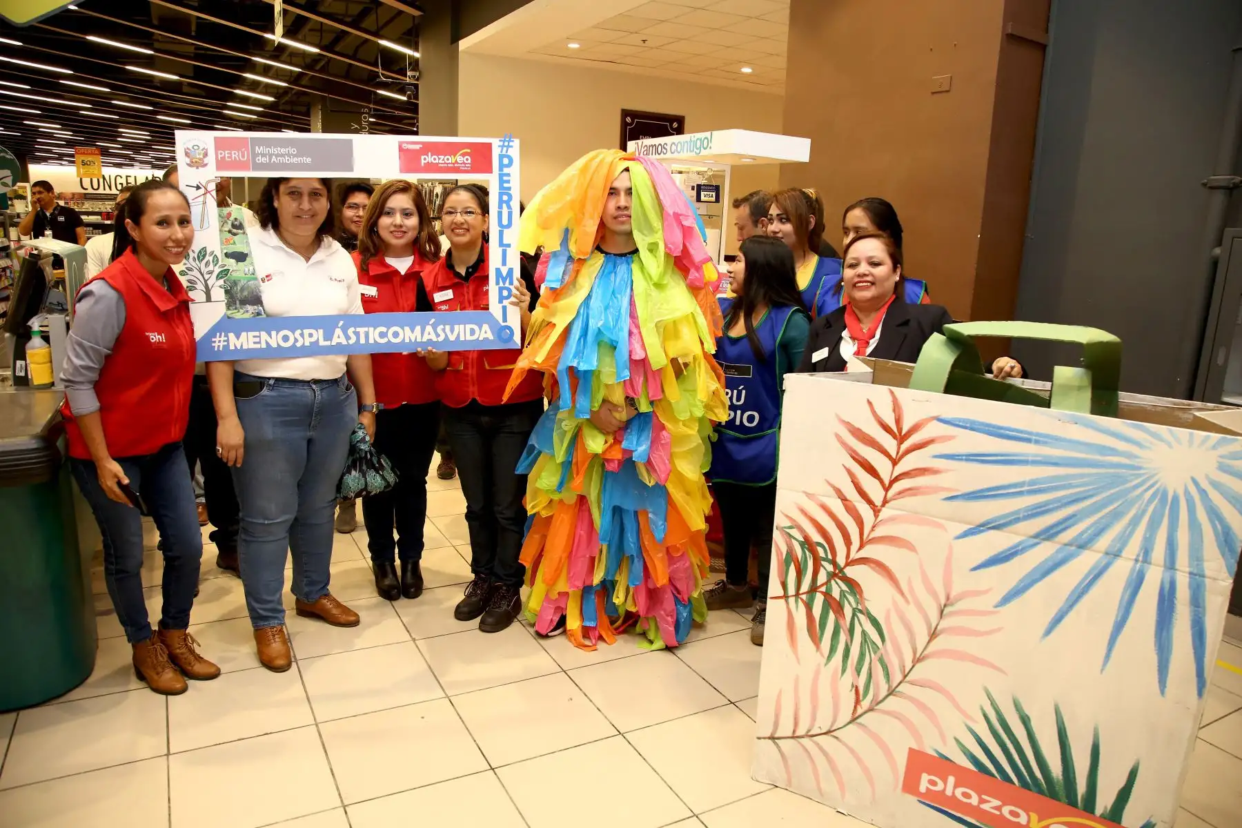 Ministra del Ambiente Fabiola Muñoz, participó en la campaña "Menos plástico más vida", en el mercado central y plaza Vea .Foto: ANDINA/Minam