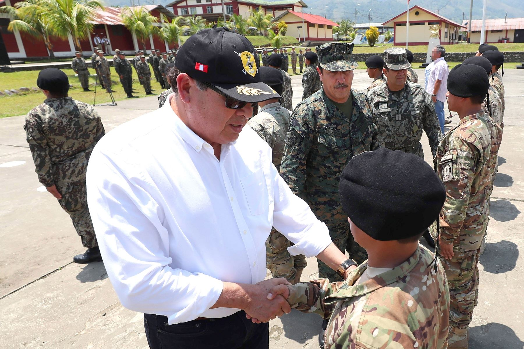 Ministro de Defensa, José Huerta, felicita a militares que abatieron a terrorista en el Vraem.