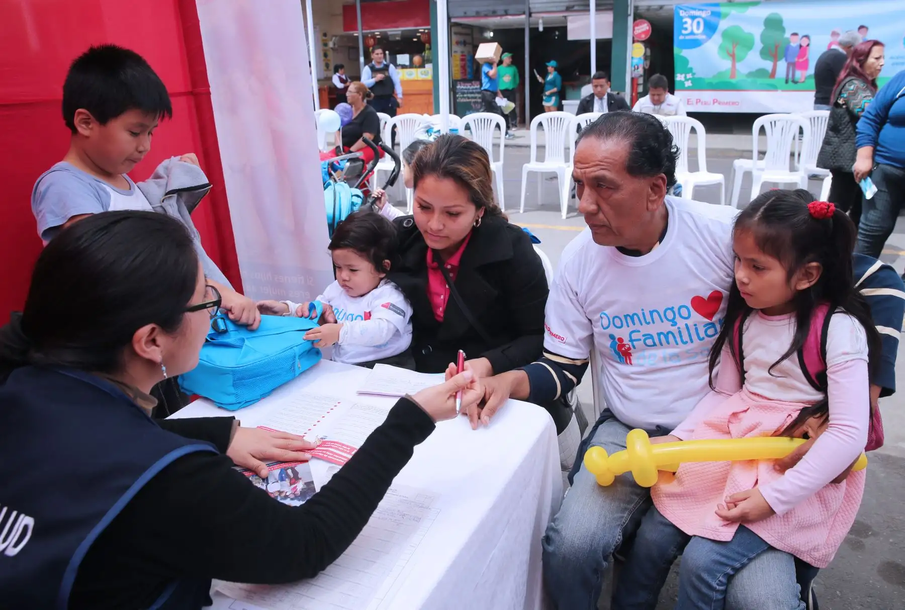 Presidente Martín Vizcarra, participò en campaña "Domingo Familiar de la salud", en el cercado de Lima.  Foto: ANDINA/Norman Córdova