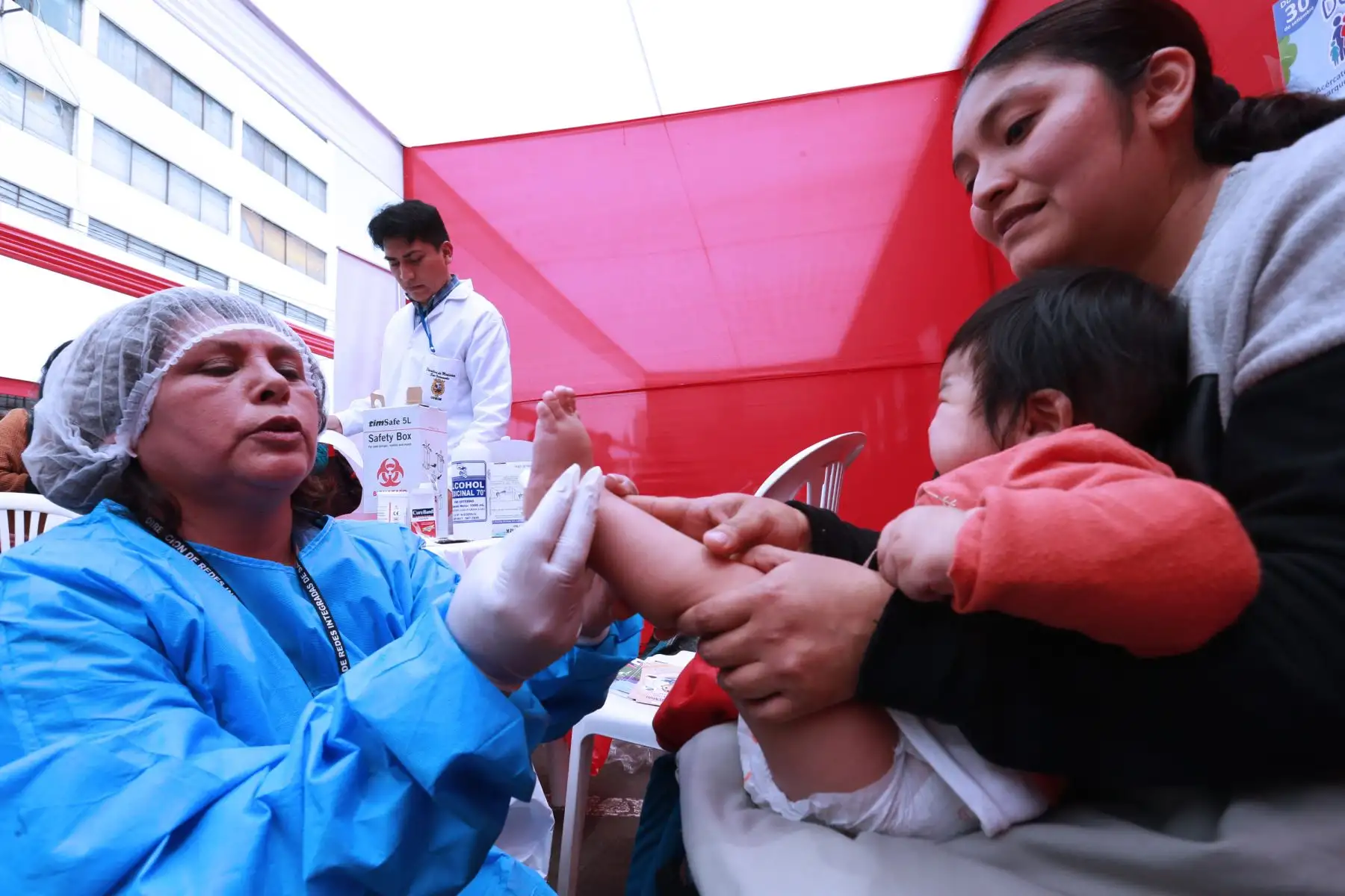 Minsa distribuyó vitaminas, para combatir la anemia, en  "Campaña Domingo Familiar de la salud. Foto: ANDINA/Norman Córdova