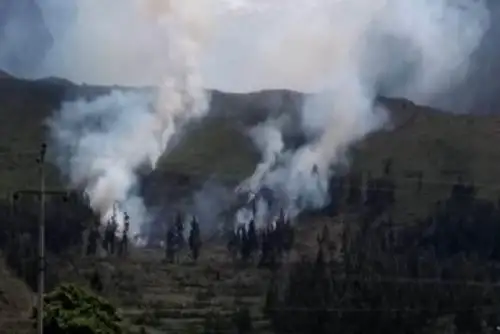 Personal de la comisaría de Ollantaytambo, en la región Cusco, con apoyo de trabajadores de la municipalidad distrital, continúan con los trabajos de extinción del incendio forestal que se inició en la víspera en la zona de Cabracancha, sector Pisccacocho, en el citado distrito ubicado en la provincia de Urubamba, informó el Indeci.