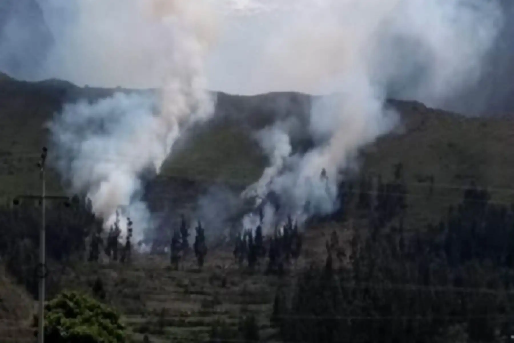 Personal de la comisaría de Ollantaytambo, en la región Cusco, con apoyo de trabajadores de la municipalidad distrital, continúan con los trabajos de extinción del incendio forestal que se inició en la víspera en la zona de Cabracancha, sector Pisccacocho, en el citado distrito ubicado en la provincia de Urubamba, informó el Indeci.