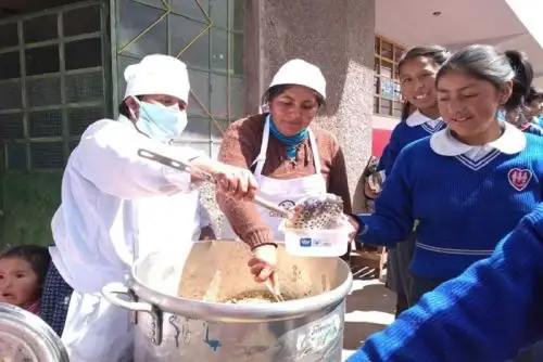 Gracias al esfuerzo y trabajo articulado que realiza el Ministerio de Desarrollo e Inclusión Social (Midis)y el Ministerio de Educación (Minedu), se inició la atención a 5,220 alumnos de secundaria de colegios de Jornada Escolar Completa (JEC) de la región Puno, quienes recibirán los desayunos y almuerzos escolares que brinda el Programa Nacional de Alimentación Escolar Qali Warma.