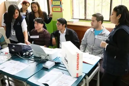ONPE realiza jornada de capacitación a miembros de mesa que participarán en las elecciones municipales y regionales 2018.