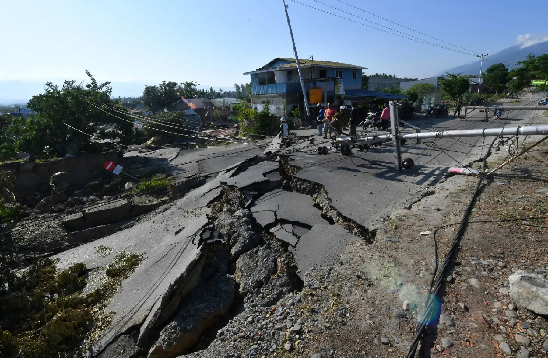 Se ve un camino dañado en la aldea de Balaroa en Palu el 1 de octubre de 2018.
La cifra de muertos casi se duplicó a 832, pero se espera que aumente aún más después de un desastre que dejó a la isla de Sulawesi tambaleándose. / AFP