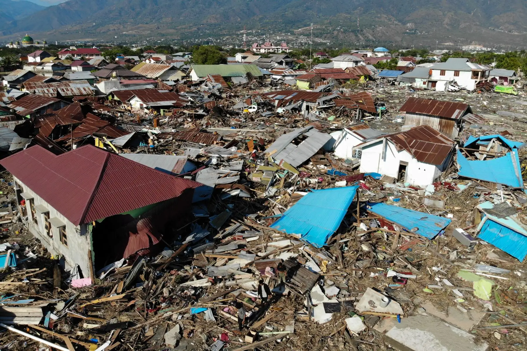 Una vista aérea muestra el barrio devastado por el terremoto y el tsunami en Palu, Sulawesi Central de Indonesia el 1 de octubre de 2018. AFP