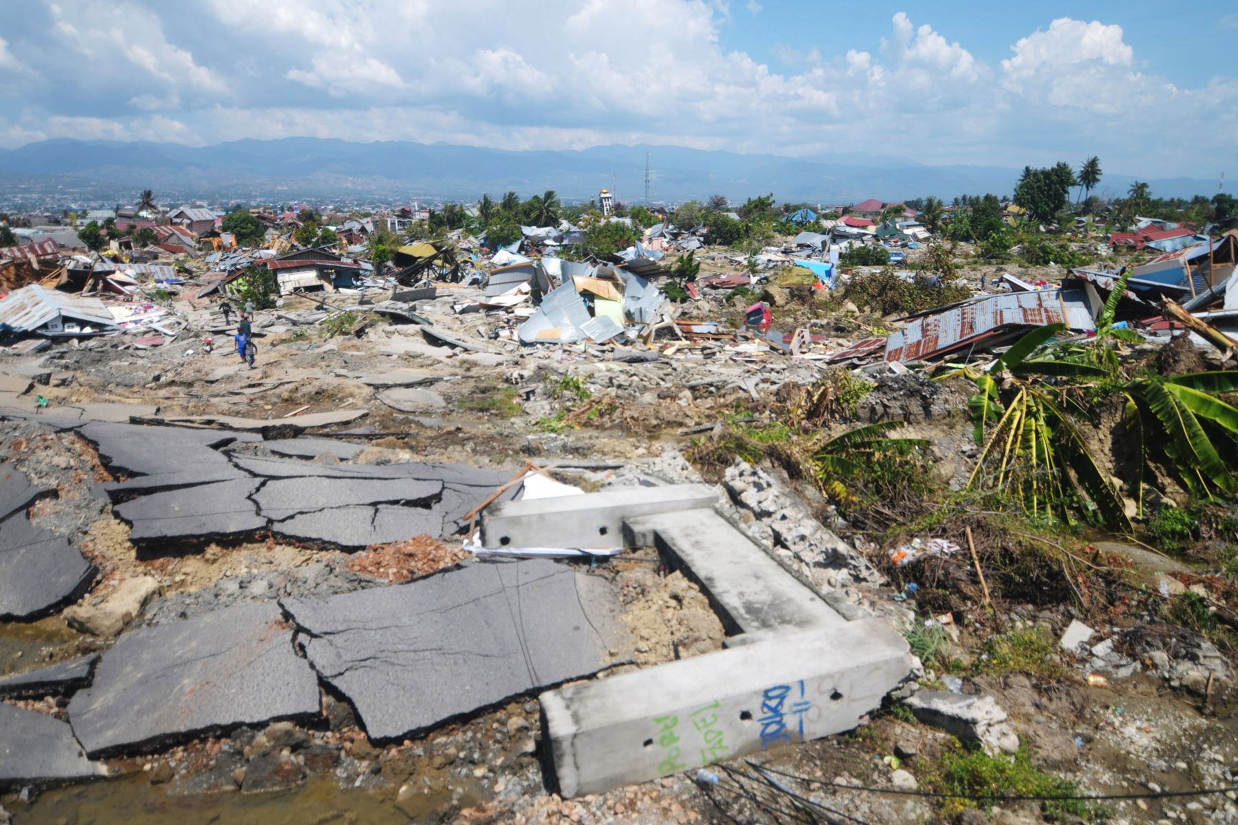 Destrucción en Indonesia tras terremotos y tsunami que dejan centenares