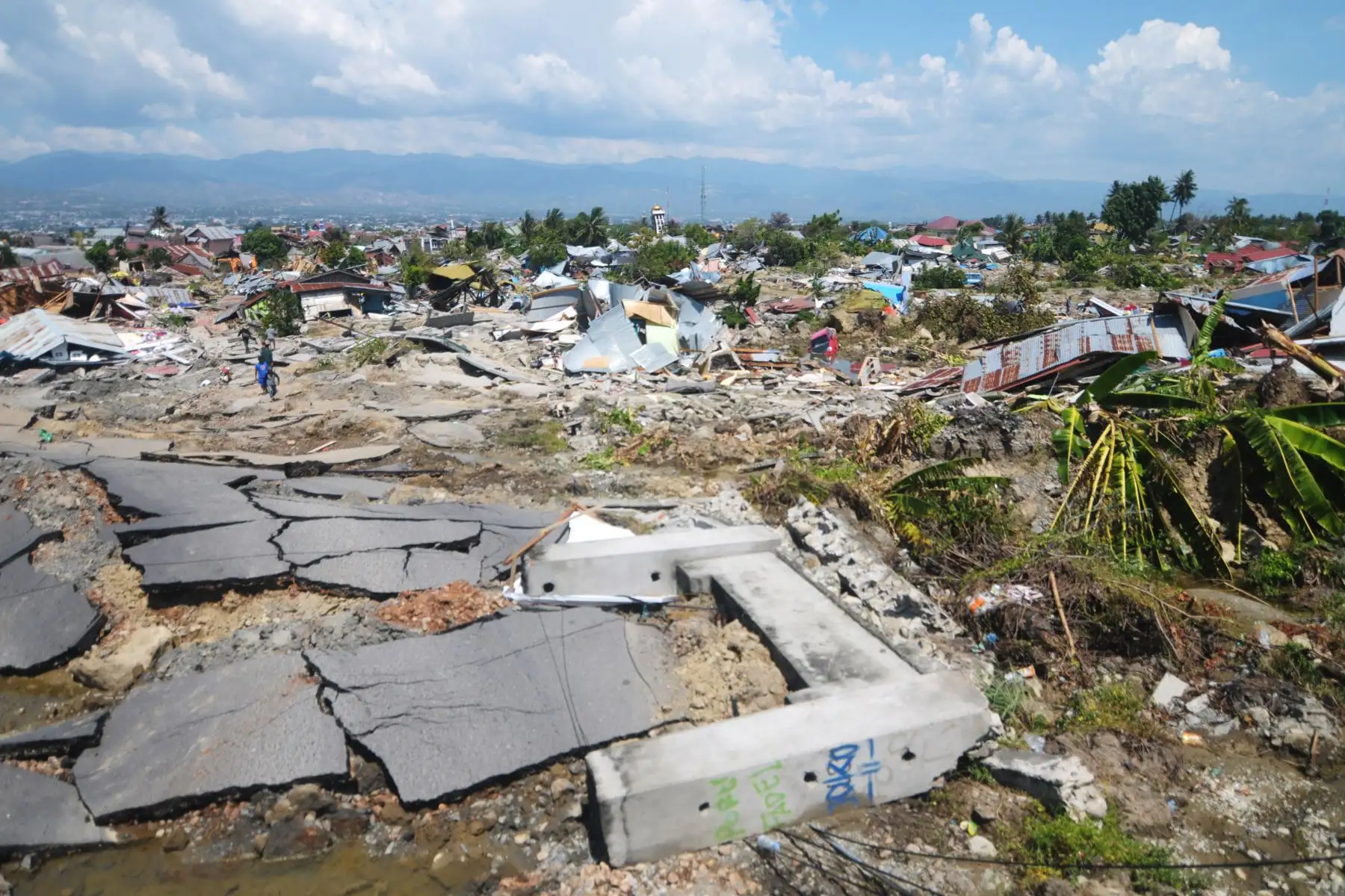 Los residentes regresan a sus casas colapsadas para rescatar sus pertenencias en Palu, Célebes Central de Indonesia, el 1 de octubre de 2018, después de que un terremoto y un tsunami azotaran la zona. AFP