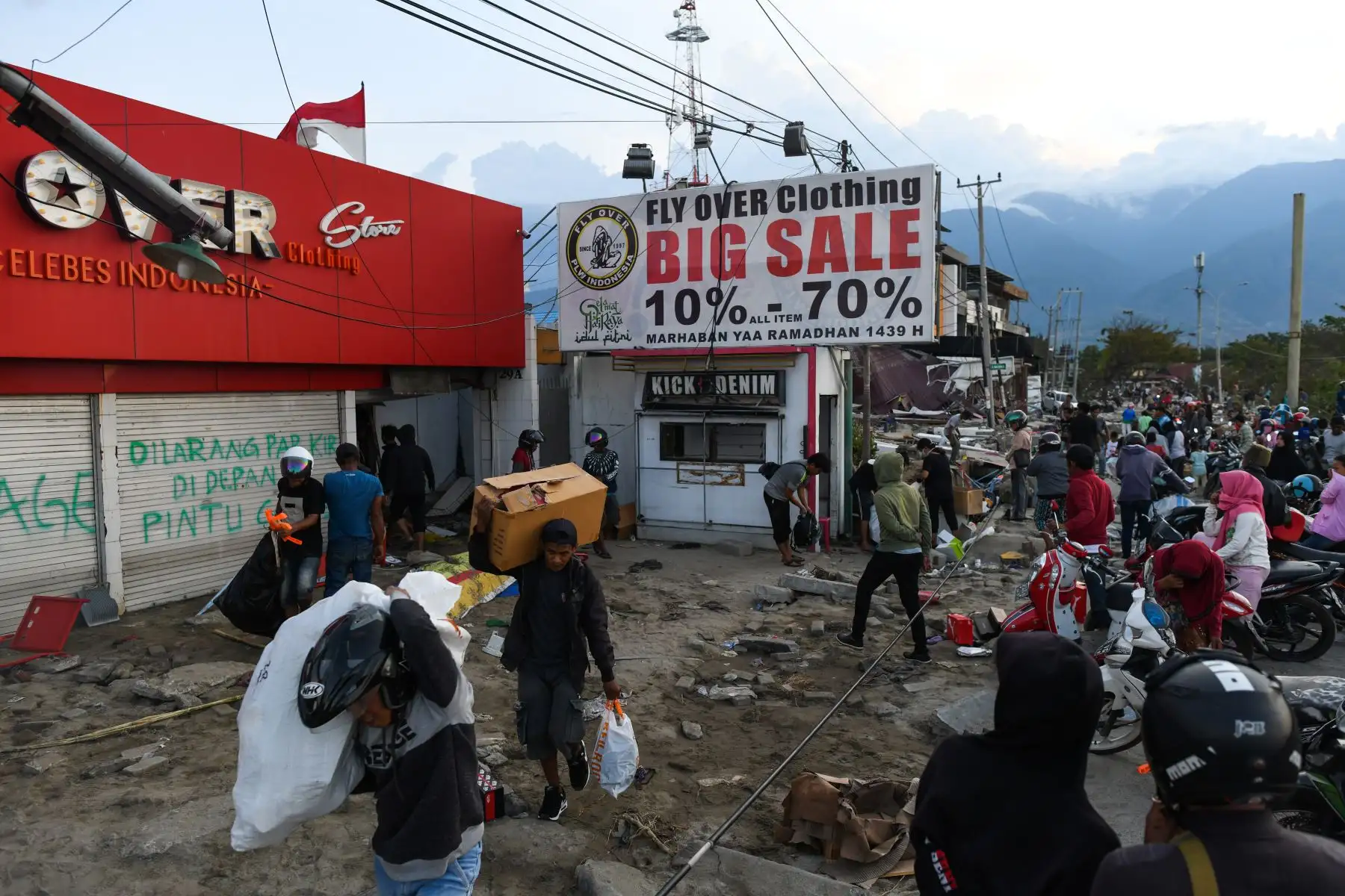 Los sobrevivientes saquean una tienda de ropa en Palu, Sulawesi Central, Indonesia, el 1 de octubre de 2018, después de que un terremoto y un tsunami azotaran la zona. AFP