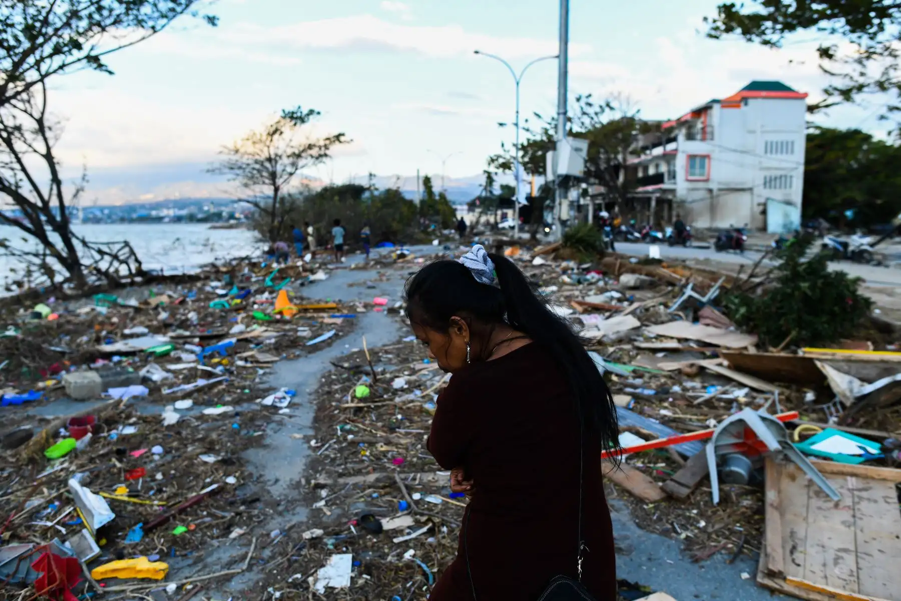 Una mujer mira los escombros en una zona devastada en Palu, Sulawesi Central de Indonesia, el 1 de octubre de 2018, después de que un terremoto y un tsunami azotaran la zona. AFP