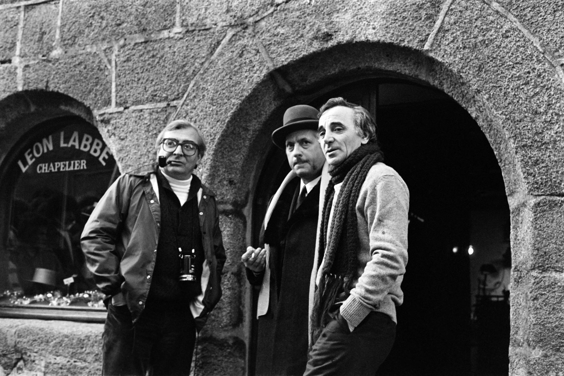 En esta foto de archivo tomada el 20 de enero de 1982, el cantante y compositor francés Charles Aznavour (R) habla con el actor francés Michel Serrault (C) y el director Claude Chabrol en Concarneau, en el set de la película "Les fantome du chapelier" . AFP