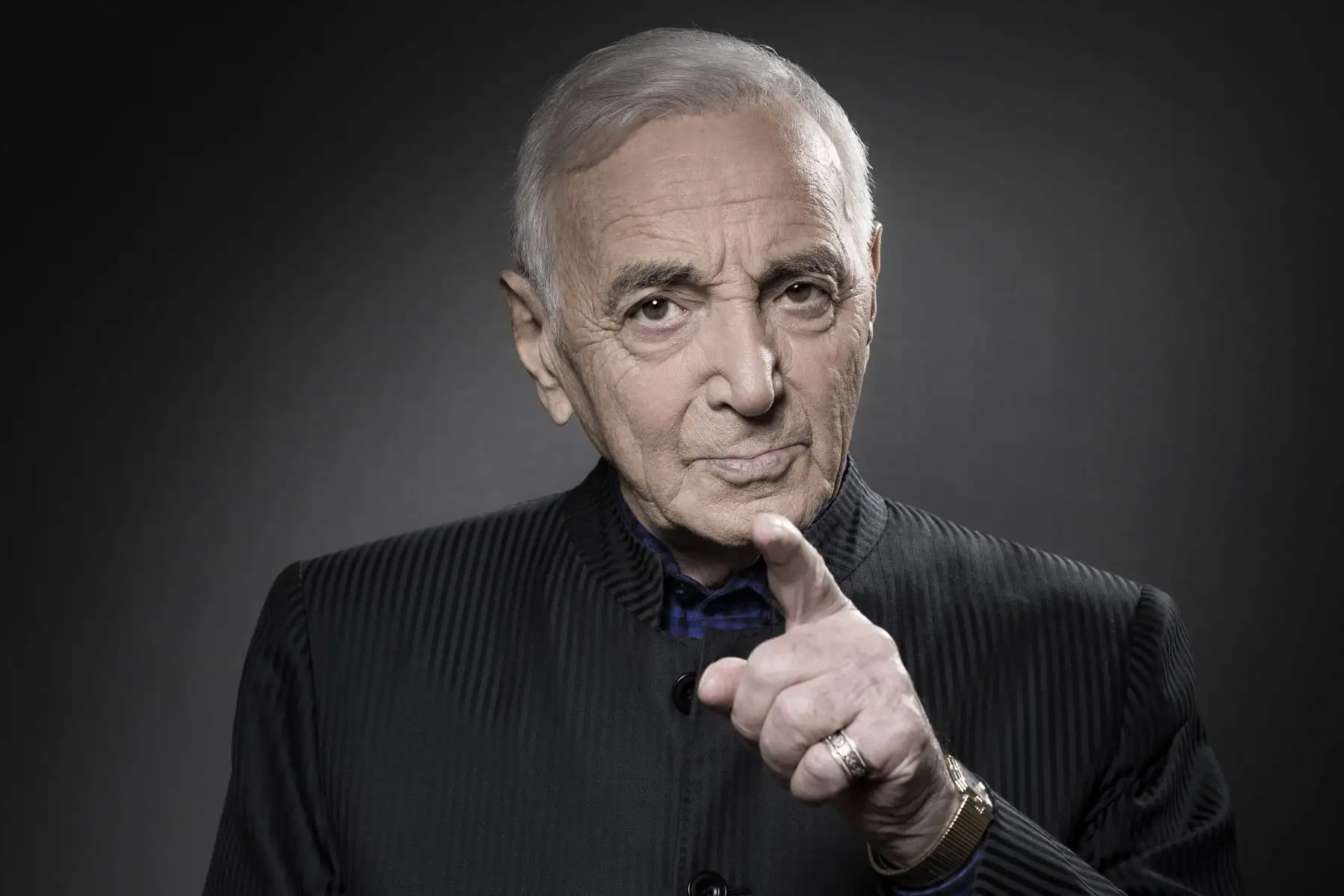 El cantante y compositor francés de origen armenio Charles Aznavour posa durante una sesión de fotos en París el 16 de noviembre de 2017.
El legendario cantante francés Charles Aznavour falleció a los 94 años, dijo su portavoz a AFP el 1 de octubre de 2018. AFP
