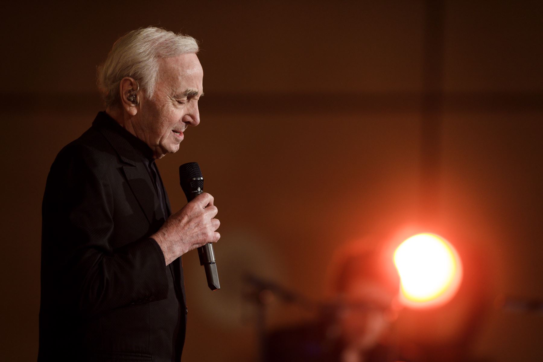 En esta foto tomada el 13 de marzo de 2018, el cantante armenio francés Charles Aznavour se presenta durante un concierto organizado por la Organización Internacional de Países Francófonos en las Oficinas de las Naciones Unidas en Ginebra. AFP