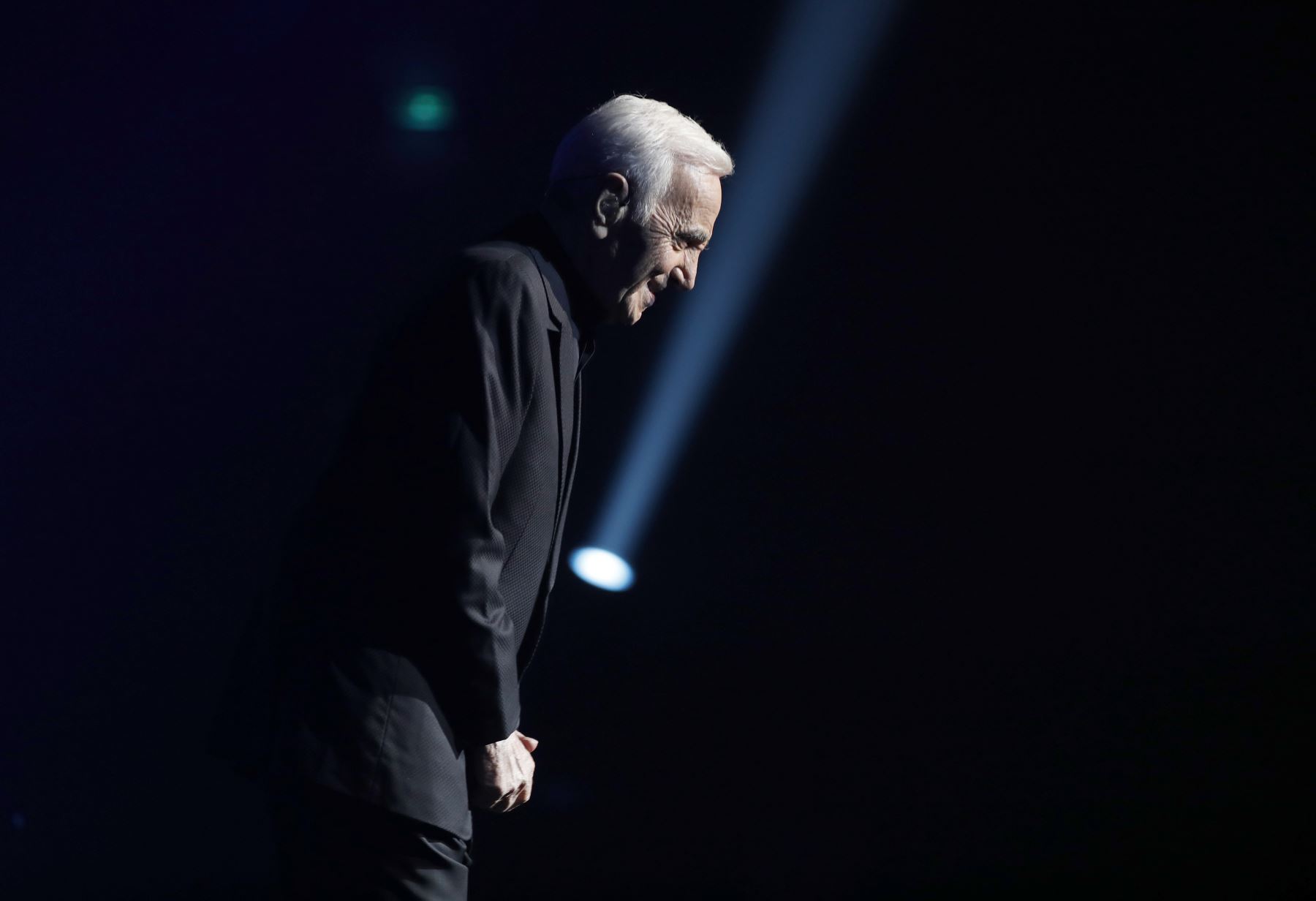 El cantante armenio francés Charles Aznavour se presenta durante un concierto en el Palais des Sports de París el 21 de diciembre de 2016. / AFP