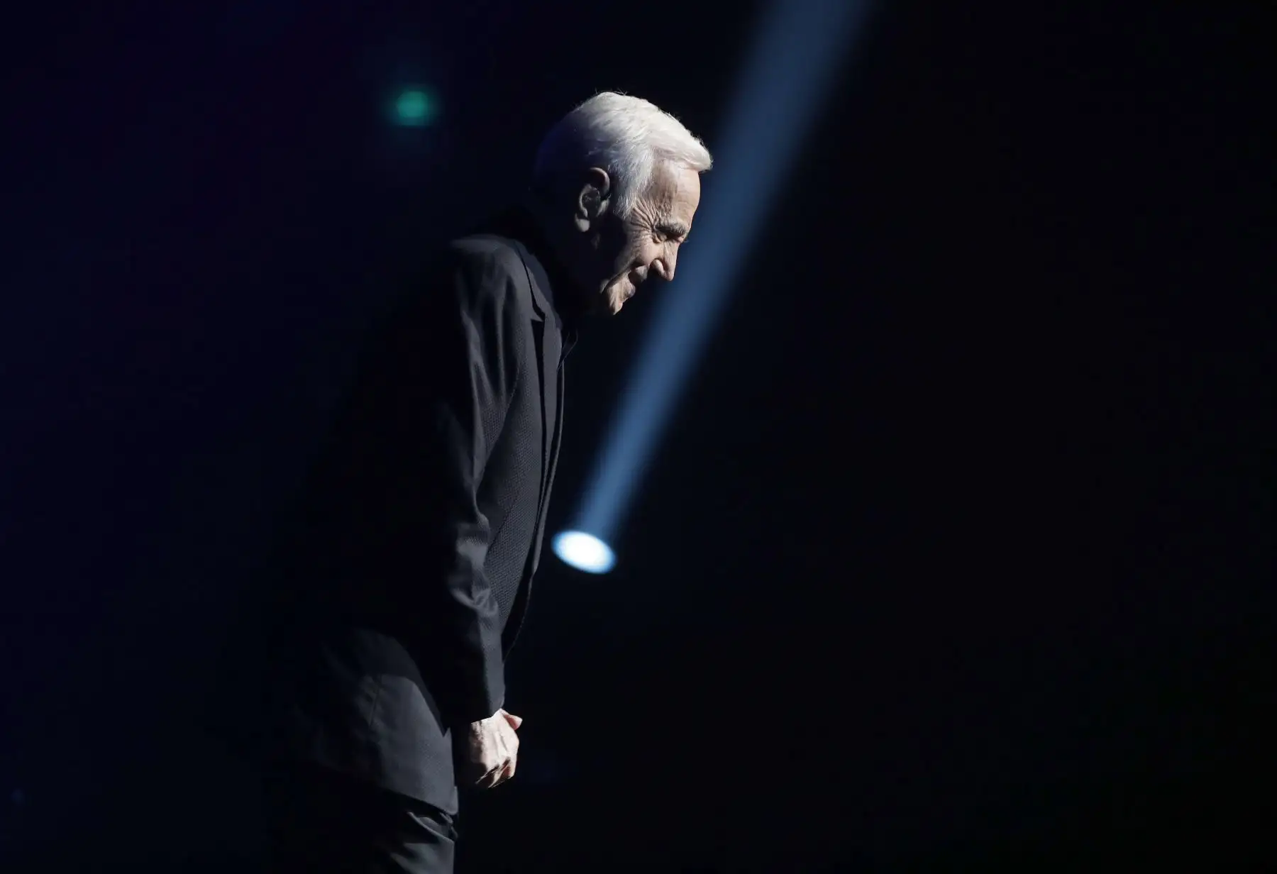 El cantante armenio francés Charles Aznavour se presenta durante un concierto en el Palais des Sports de París el 21 de diciembre de 2016. / AFP