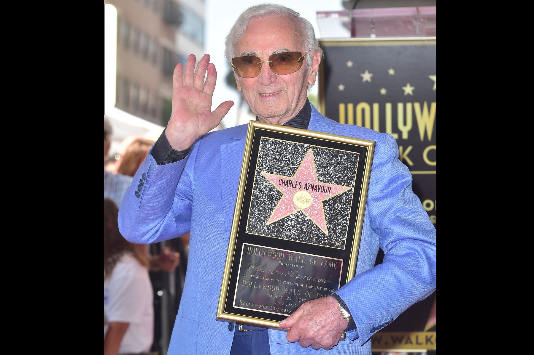 El cantante Charles Aznavour posa en su Hollywood Walk of Fame Star durante una ceremonia en la que recibió la estrella 2,618 en la categoría de actuación en vivo el 24 de agosto de 2017 en Hollywood, California. / AFP