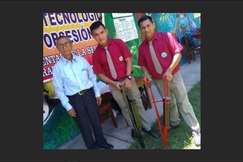 Estudiantes de región San Martín fabrican sembradora manual de maíz y ganan concurso que premia la investigación, emprendimiento e innovación.