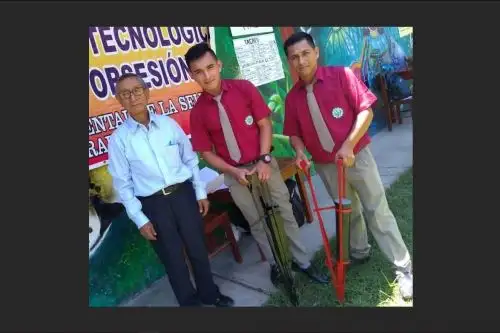 Estudiantes de región San Martín fabrican sembradora manual de maíz y ganan concurso que premia la investigación, emprendimiento e innovación.