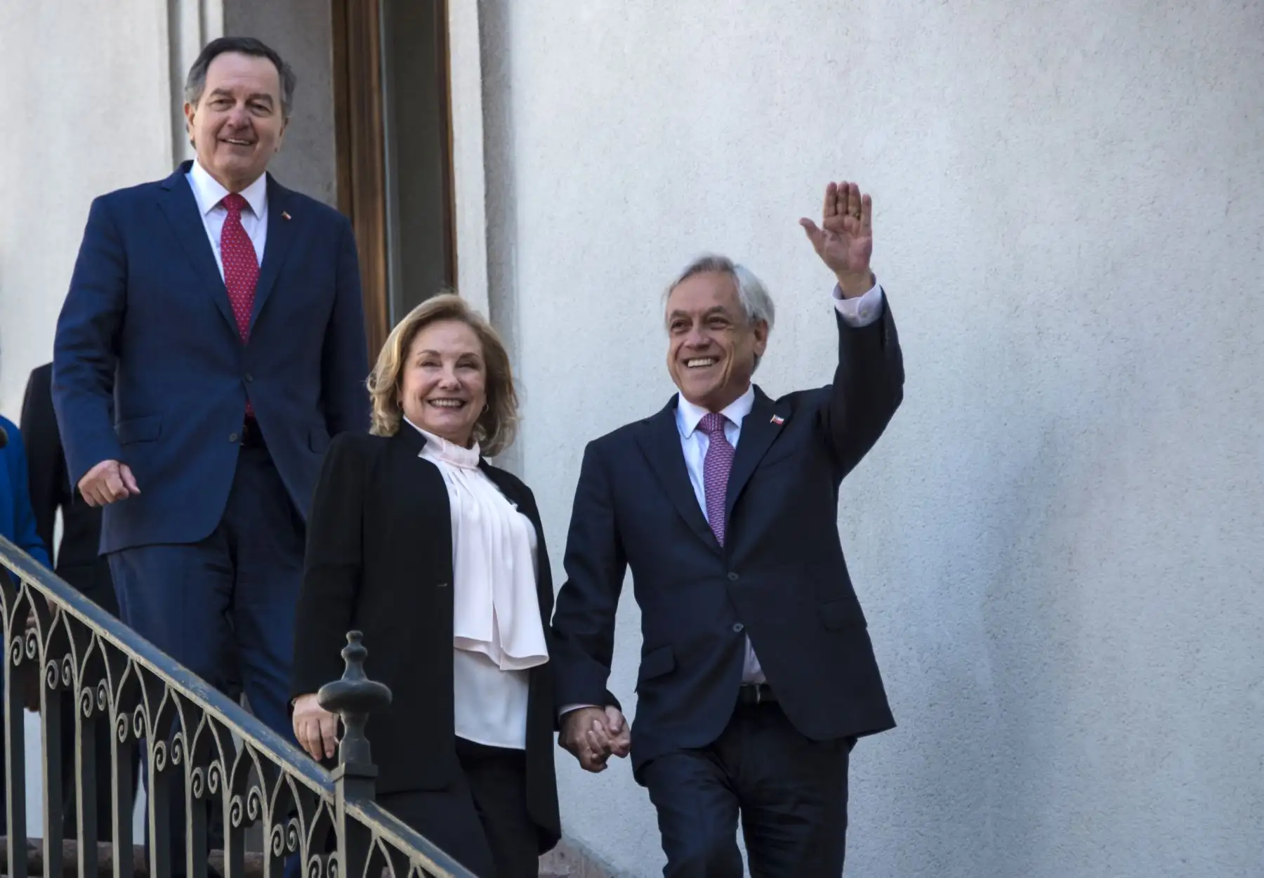 El presidente chileno Sebastián Piñera (R) saluda junto a su esposa Cecilia Morel (C) y el ministro de Relaciones Exteriores de Chile, Roberto Ampuero (L) luego de la decisión de la Corte Internacional de Justicia sobre el reclamo marítimo de Bolivia contra Chile en el palacio La Moneda en Santiago. el 1 de octubre de 2018.
La Corte Internacional de Justicia rechazó el lunes una propuesta de Bolivia sin salida al mar de obligar a Chile a la mesa de negociación para el acceso al Océano Pacífico en una fila