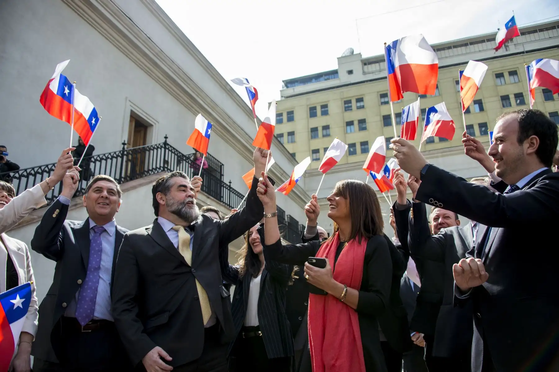 Los miembros del gobierno chileno celebran la decisión de la Corte Internacional de Justicia en relación con el reclamo marítimo de Bolivia contra Chile en el palacio de Moneda en Santiago, el 1 de octubre de 2018.
La Corte Internacional de Justicia rechazó el lunes una propuesta de Bolivia sin salida al mar de obligar a Chile a la mesa de negociación para el acceso al Océano Pacífico en una fila que data del siglo XIX. / AFP