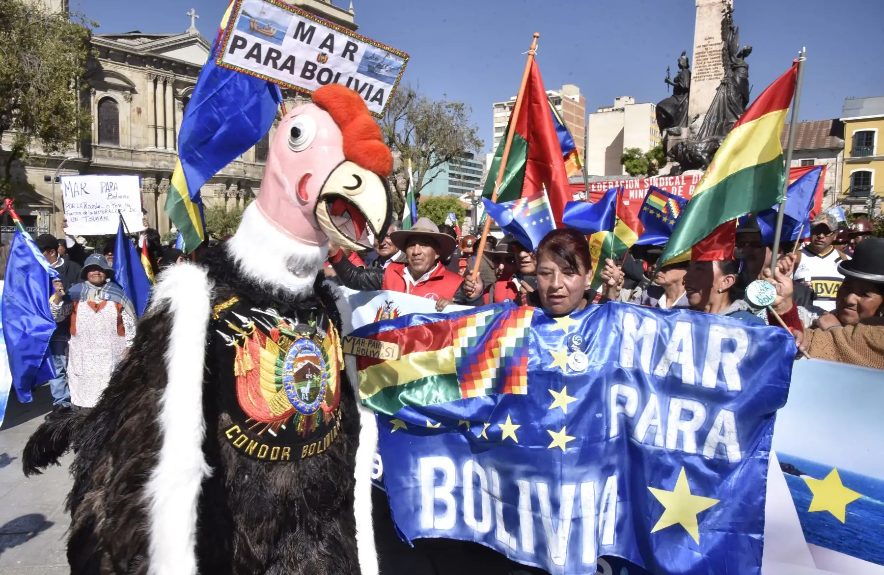 Los bolivianos esperan la decisión de la Corte Internacional de Justicia en relación con el reclamo marítimo de Bolivia contra Chile en La Paz el 1 de octubre de 2018.

La Corte Internacional de Justicia rechazó el lunes una propuesta de Bolivia sin salida al mar de obligar a Chile a la mesa de negociación para el acceso al Océano Pacífico en una fila que data del siglo XIX. / AFP