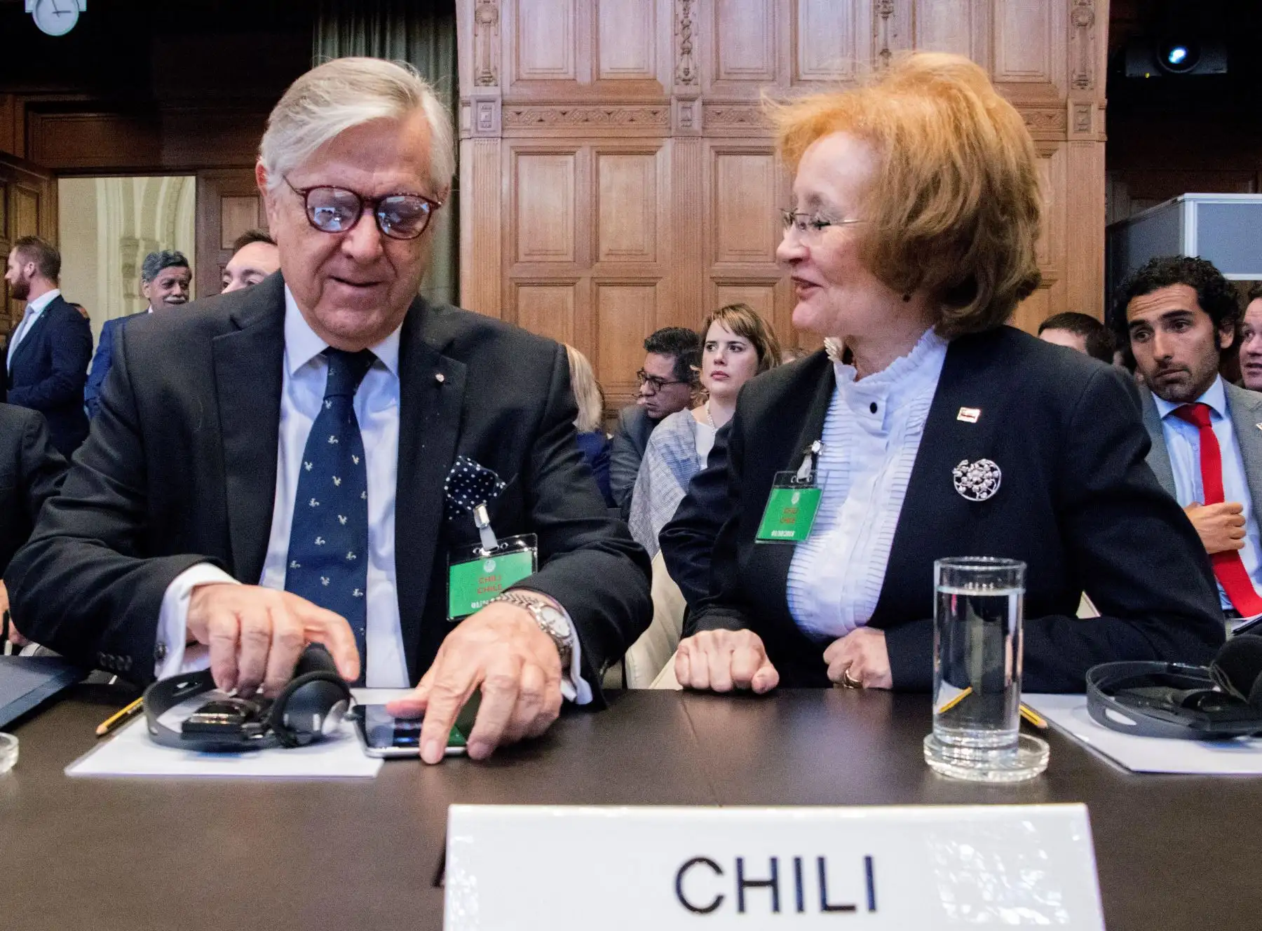 Integrantes de la delegación chilena hoy en la sede de la Corte Internacional de Justicia que rechazó hoy por 12 votos a favor y 3 en contra que Chile esté obligada jurídicamente a entablar negociaciones con Bolivia para que este paÌs obtenga un acceso soberano al océano Pacífico. EFE