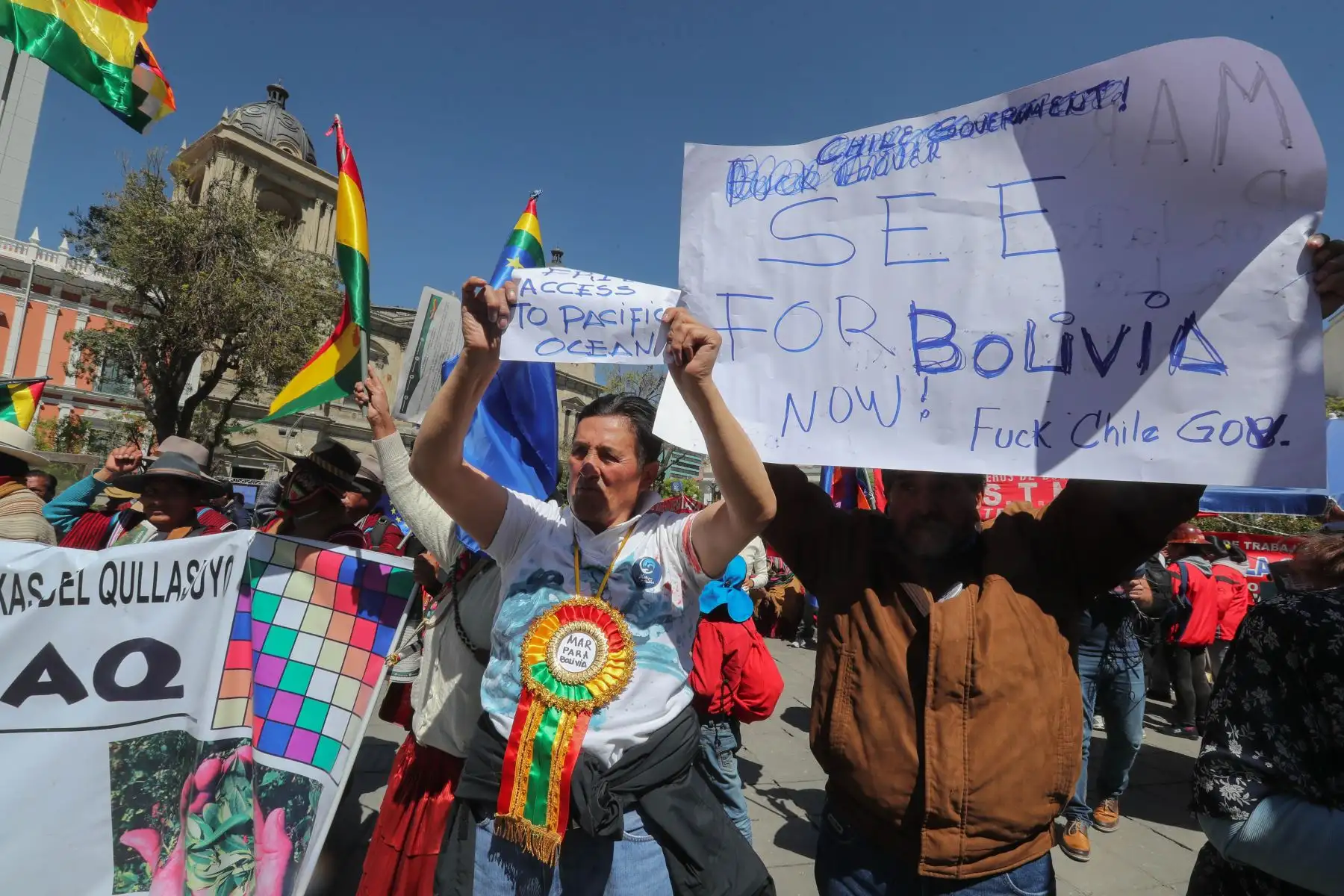 Ciudadanos Bolivianos siguen de cerca en La Paz Bolivia, el pronunciamiento de la Corte internacional de Justicia (CIJ) sobre la disputa que mantiene Bolivia con Chile, por la demanda presentada para reclamar un acceso al mar. Bolivia recibió hoy con tristeza el fallo adverso de La Haya en su demanda marítima contra Chile, que había generado una gran expectación en el paÌs, donde se espera una reacción oficial del Gobierno boliviano. EFE