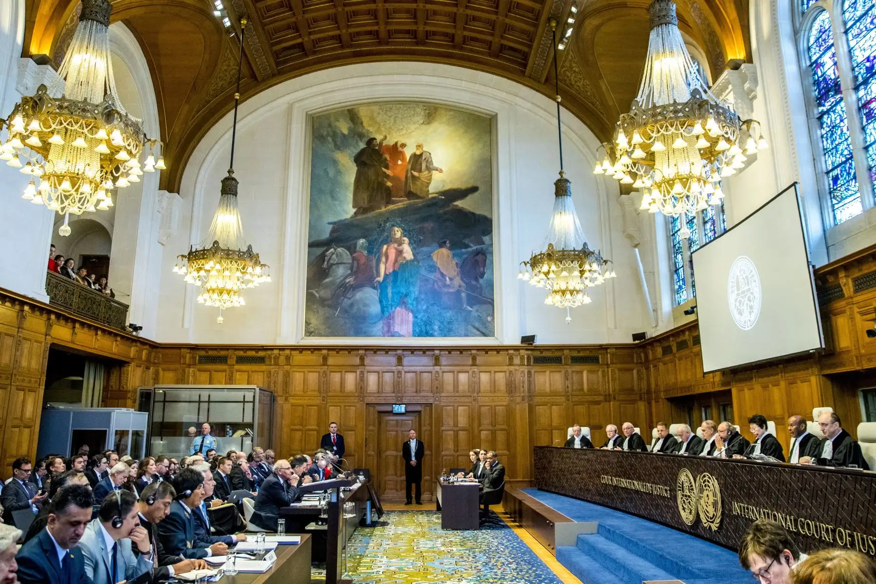 La Corte Internacional de Justicia (CIJ)
rechazó hoy por 12 votos a favor y 3 en contra que Chile esté
obligada jurídicamente a entablar negociaciones con Bolivia para que
este país obtenga un acceso soberano al océano Pacífico. AFP